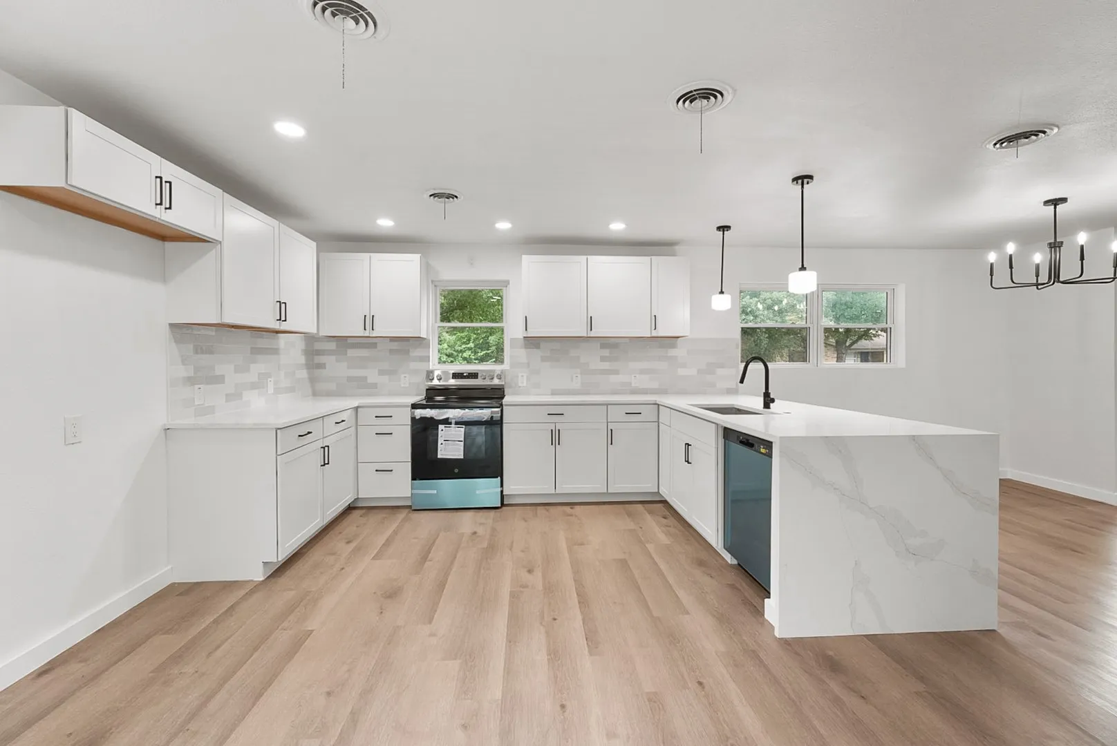 Single Family Residence For Sale in Tarrant County , 861 Woodcrest Drive, Hurst, Texas 76053, 3 Bedroom, 2 Bathroom, Garage spaces, 1,920 Sqft, built in 1963, mls#21327159, Real Estate Agent in Hurst, Homes For Sale in Tarrant county, Homes For Sale in Hurst, Realtor in Hurst Texas, Real Estate Brokerage Independent Realty Texas, Luminita Cordes Realtor