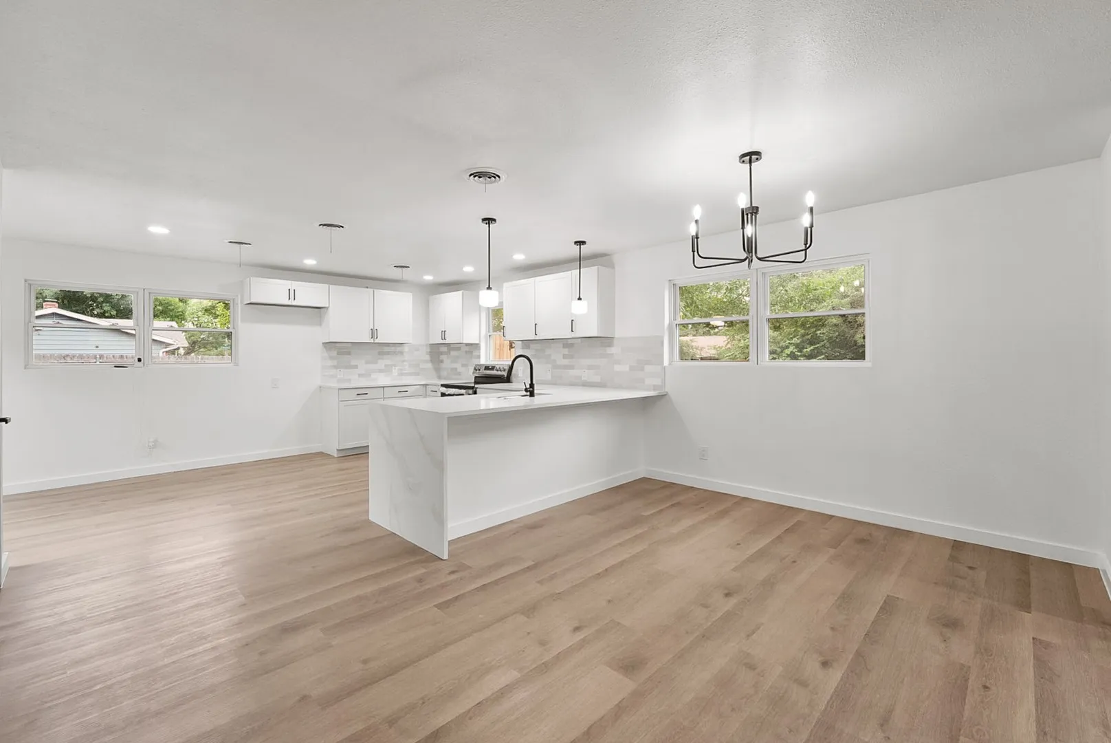Single Family Residence For Sale in Tarrant County , 861 Woodcrest Drive, Hurst, Texas 76053, 3 Bedroom, 2 Bathroom, Garage spaces, 1,920 Sqft, built in 1963, mls#21327159, Real Estate Agent in Hurst, Homes For Sale in Tarrant county, Homes For Sale in Hurst, Realtor in Hurst Texas, Real Estate Brokerage Independent Realty Texas, Luminita Cordes Realtor