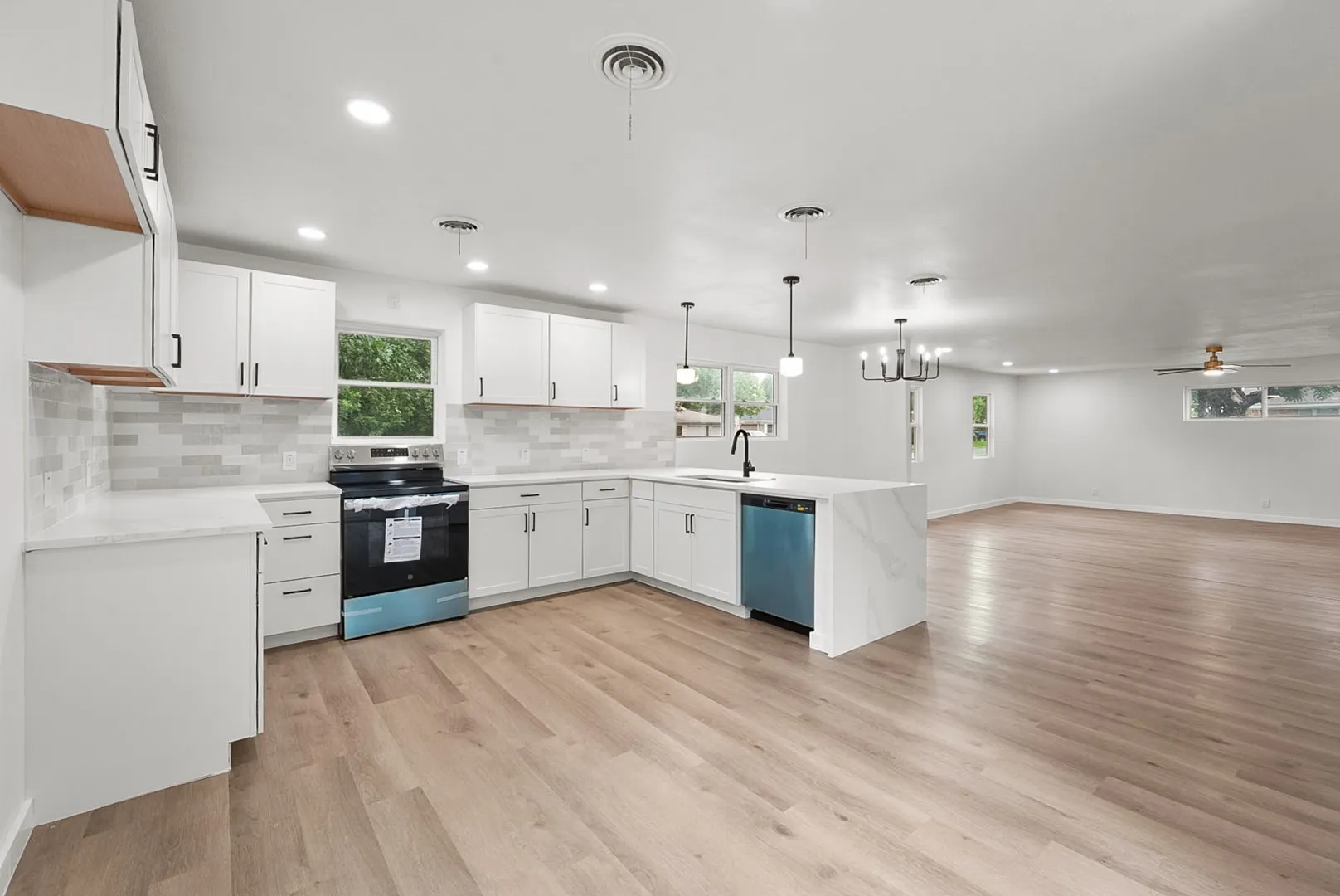 Single Family Residence For Sale in Tarrant County , 861 Woodcrest Drive, Hurst, Texas 76053, 3 Bedroom, 2 Bathroom, Garage spaces, 1,920 Sqft, built in 1963, mls#21327159, Real Estate Agent in Hurst, Homes For Sale in Tarrant county, Homes For Sale in Hurst, Realtor in Hurst Texas, Real Estate Brokerage Independent Realty Texas, Luminita Cordes Realtor