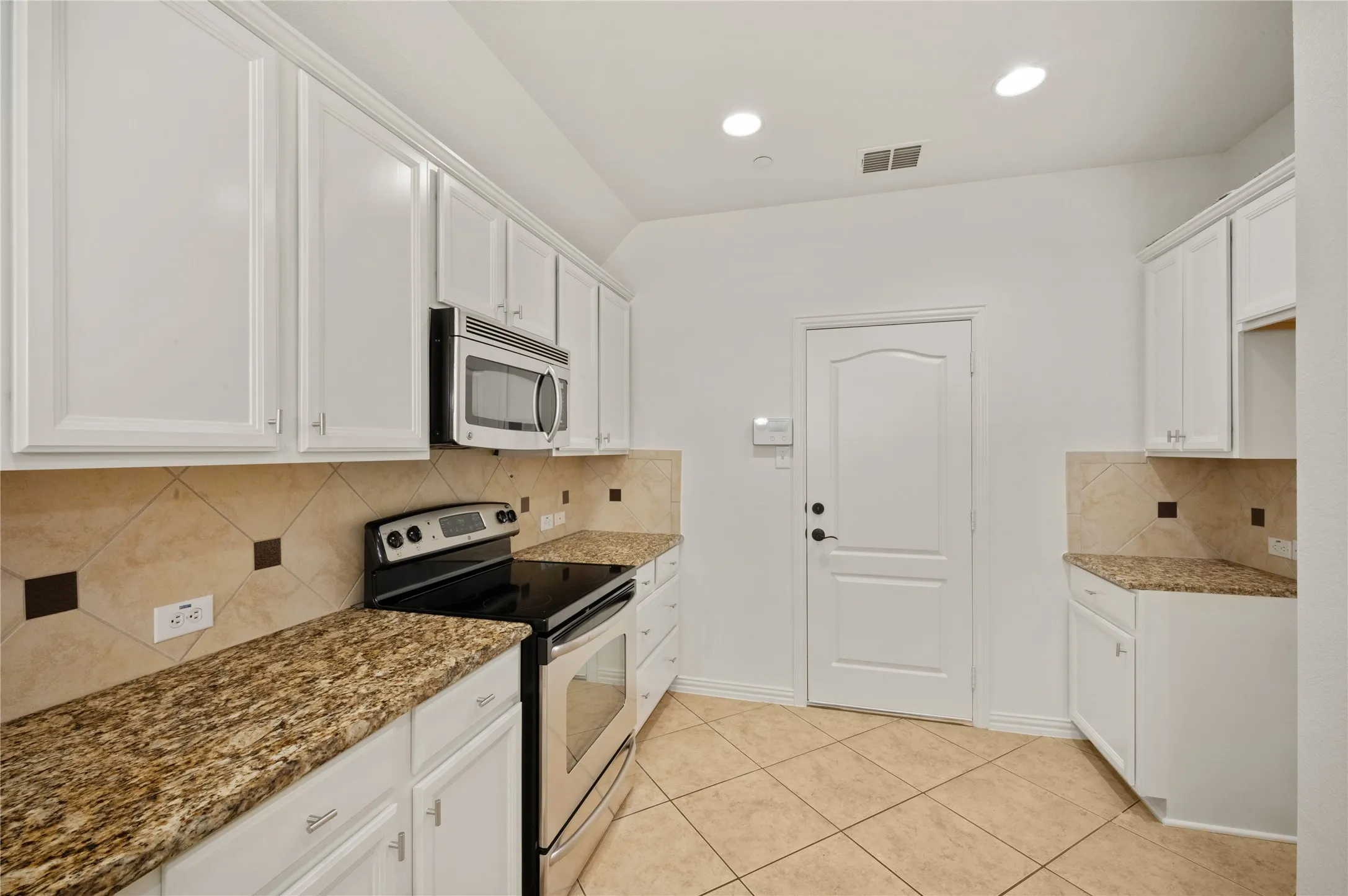 Townhouse For Sale in Denton County , 2661 Jacobson Drive, Lewisville, Texas 75067, 3 Bedroom, 3 Bathroom, 2 Garage spaces, 1,812 Sqft, built in 2009, mls#21326850, Real Estate Agent in Lewisville, Homes For Sale in Denton county, Homes For Sale in Lewisville, Realtor in Lewisville Texas, Real Estate Brokerage Independent Realty Texas, Luminita Cordes Realtor