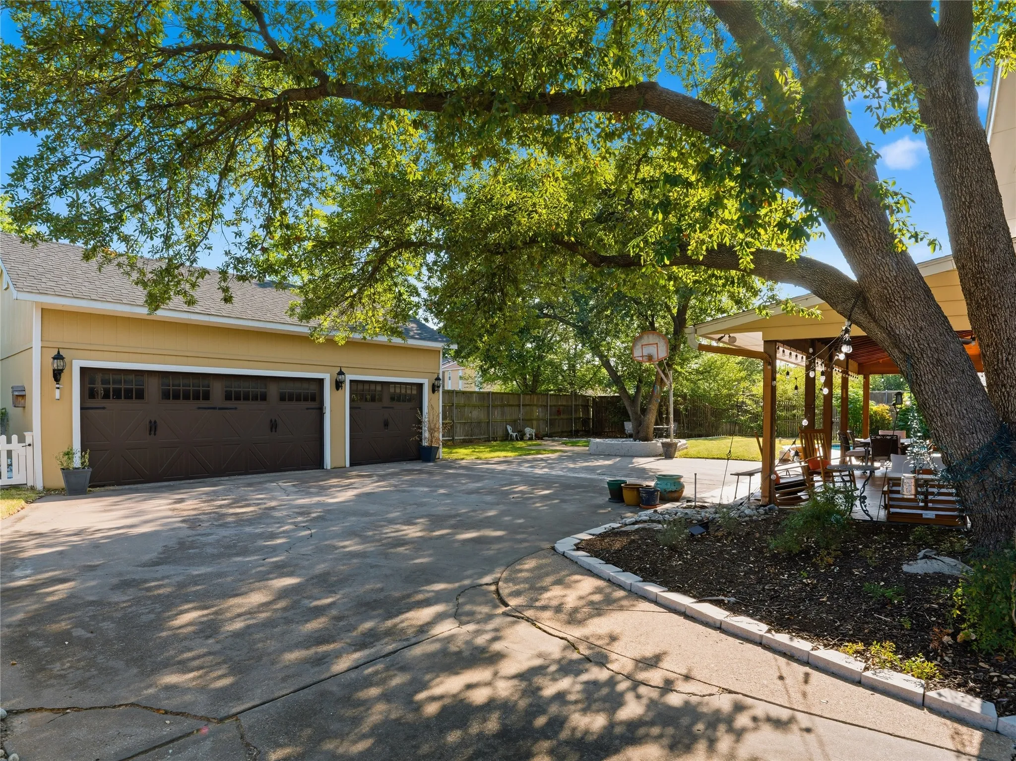 Single Family Residence For Sale in Tarrant County , 3410 Country Club Road, Pantego, Texas 76013, 5 Bedroom, 4 Bathroom, 3 Garage spaces, 3,384 Sqft, built in 1969, mls#21327801, Real Estate Agent in Pantego, Homes For Sale in Tarrant county, Homes For Sale in Pantego, Realtor in Pantego Texas, Real Estate Brokerage Independent Realty Texas, Luminita Cordes Realtor