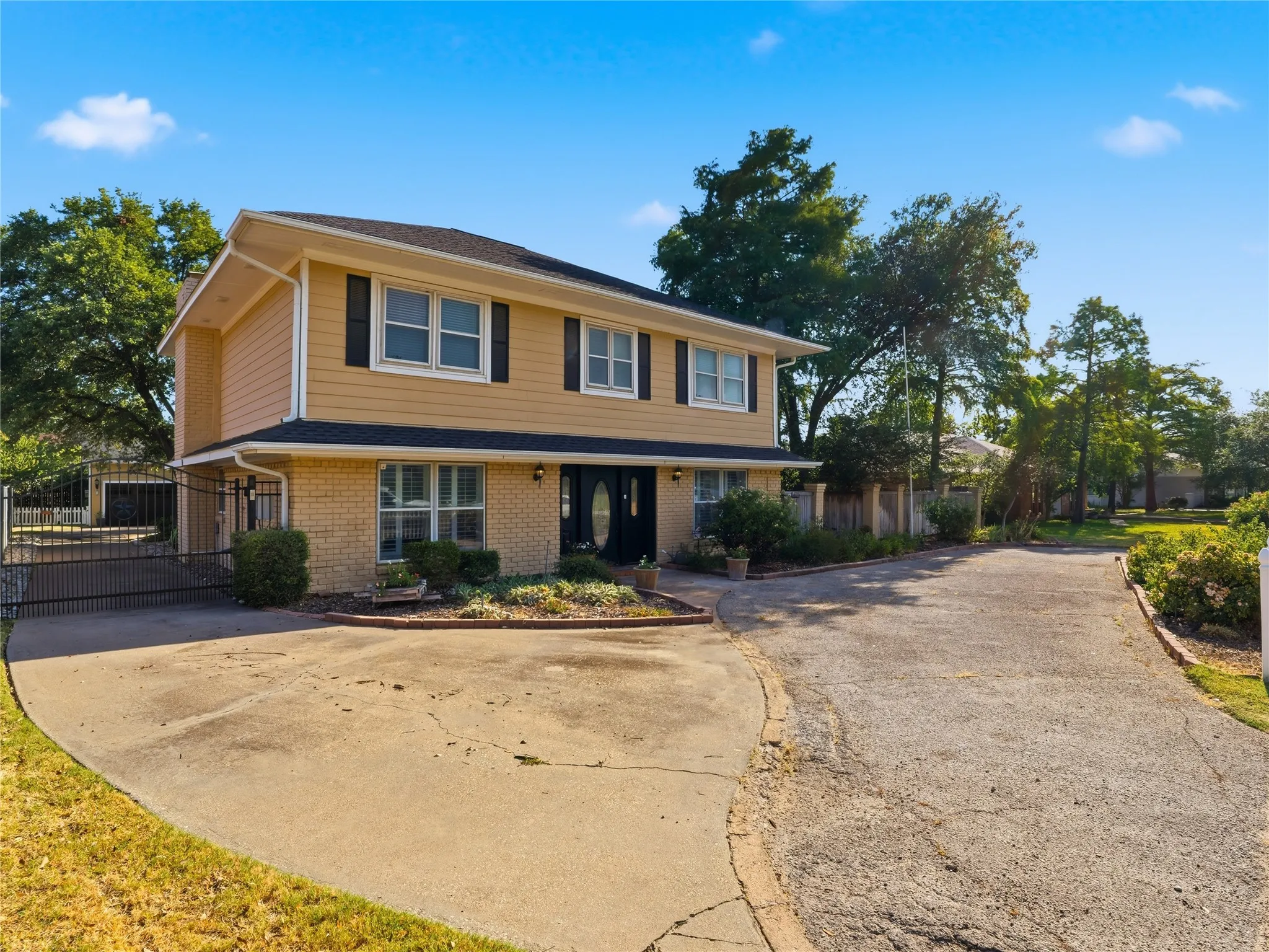 Single Family Residence For Sale in Tarrant County , 3410 Country Club Road, Pantego, Texas 76013, 5 Bedroom, 4 Bathroom, 3 Garage spaces, 3,384 Sqft, built in 1969, mls#21327801, Real Estate Agent in Pantego, Homes For Sale in Tarrant county, Homes For Sale in Pantego, Realtor in Pantego Texas, Real Estate Brokerage Independent Realty Texas, Luminita Cordes Realtor