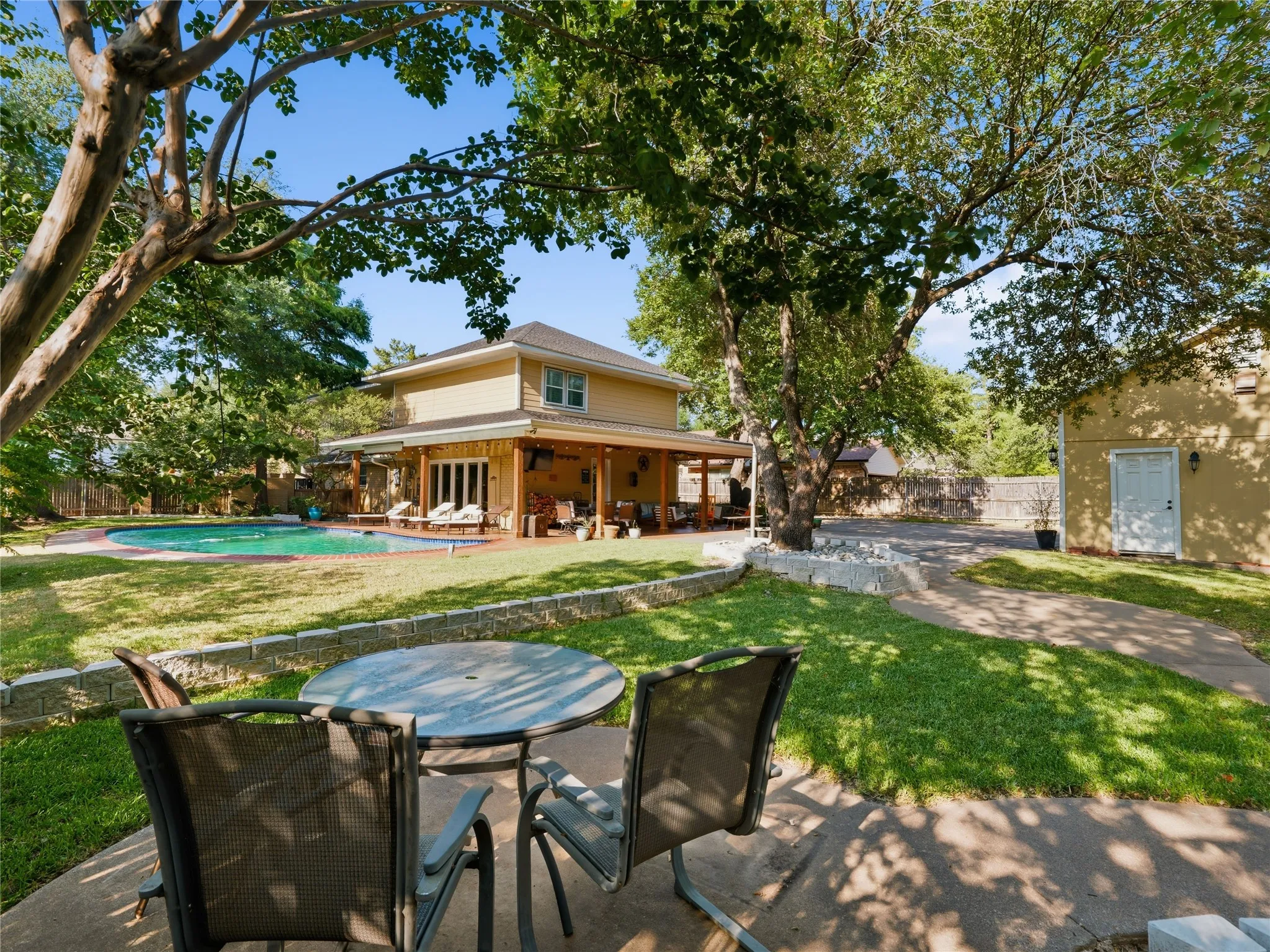 Single Family Residence For Sale in Tarrant County , 3410 Country Club Road, Pantego, Texas 76013, 5 Bedroom, 4 Bathroom, 3 Garage spaces, 3,384 Sqft, built in 1969, mls#21327801, Real Estate Agent in Pantego, Homes For Sale in Tarrant county, Homes For Sale in Pantego, Realtor in Pantego Texas, Real Estate Brokerage Independent Realty Texas, Luminita Cordes Realtor