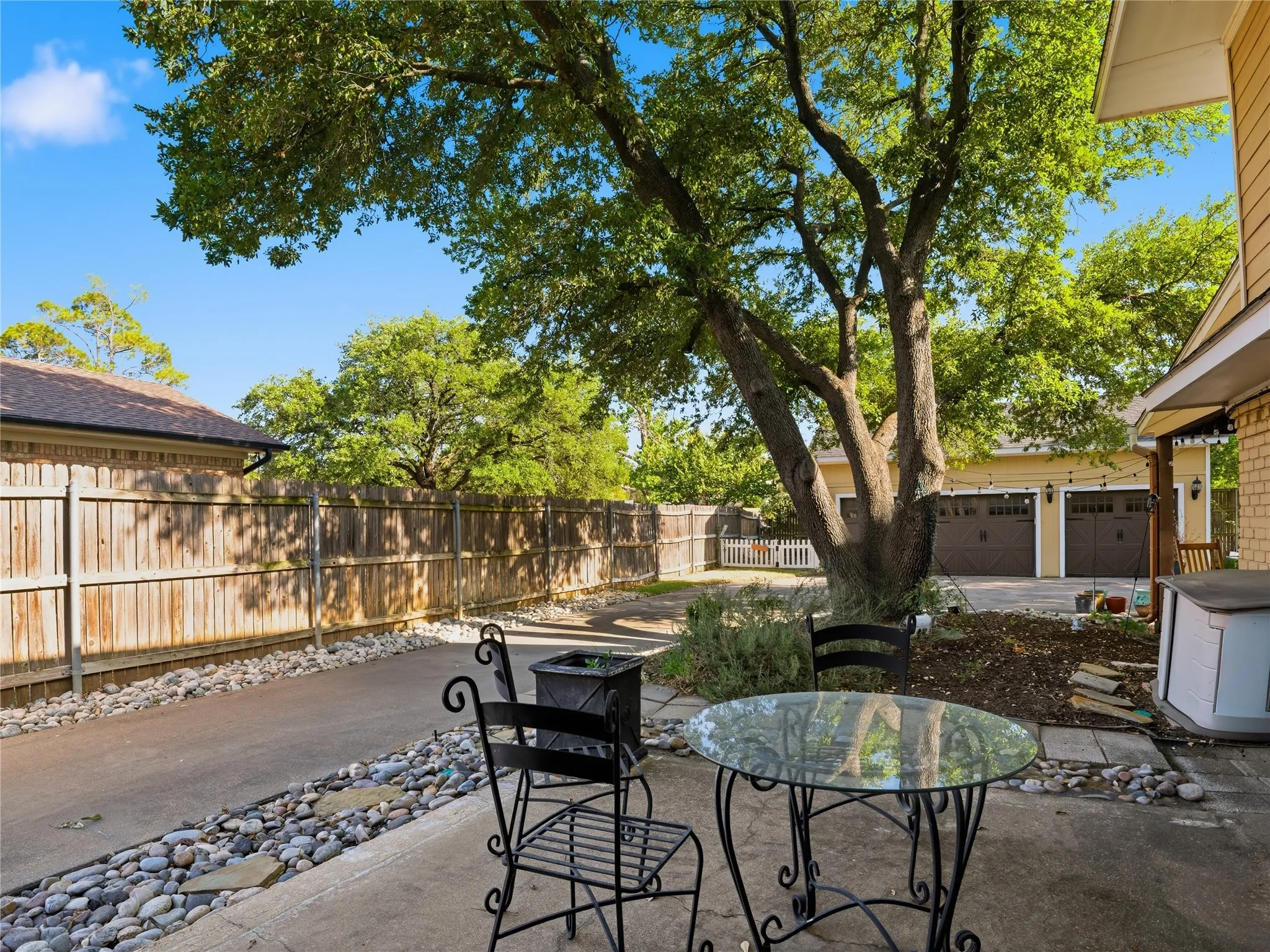 Single Family Residence For Sale in Tarrant County , 3410 Country Club Road, Pantego, Texas 76013, 5 Bedroom, 4 Bathroom, 3 Garage spaces, 3,384 Sqft, built in 1969, mls#21327801, Real Estate Agent in Pantego, Homes For Sale in Tarrant county, Homes For Sale in Pantego, Realtor in Pantego Texas, Real Estate Brokerage Independent Realty Texas, Luminita Cordes Realtor