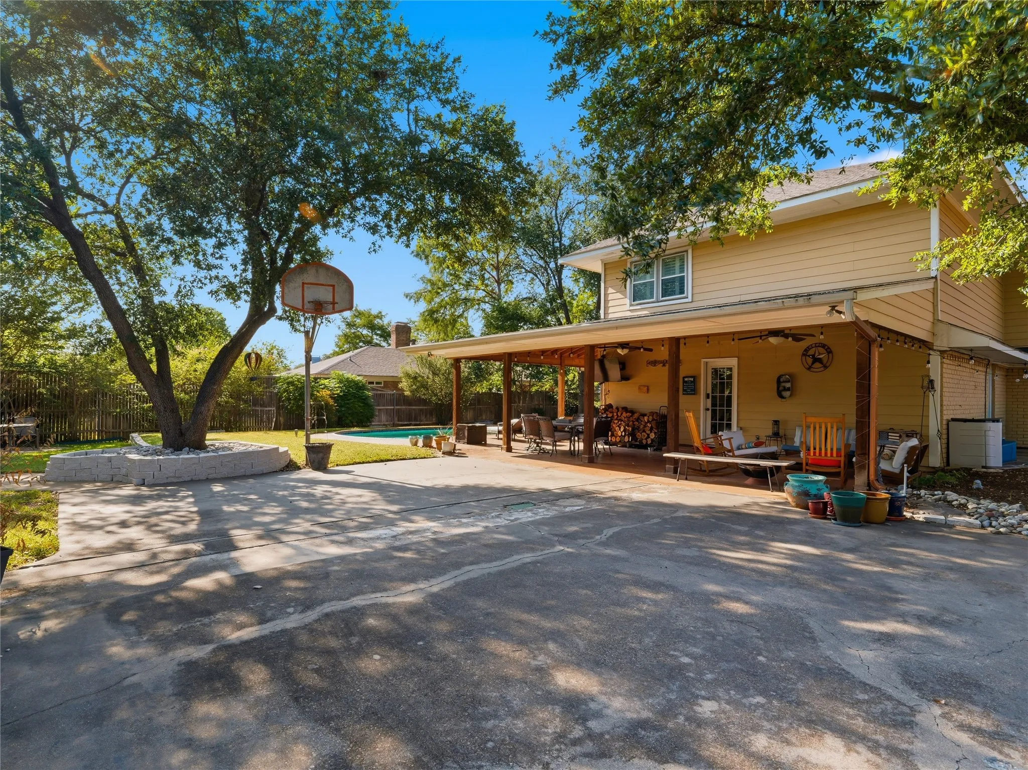 Single Family Residence For Sale in Tarrant County , 3410 Country Club Road, Pantego, Texas 76013, 5 Bedroom, 4 Bathroom, 3 Garage spaces, 3,384 Sqft, built in 1969, mls#21327801, Real Estate Agent in Pantego, Homes For Sale in Tarrant county, Homes For Sale in Pantego, Realtor in Pantego Texas, Real Estate Brokerage Independent Realty Texas, Luminita Cordes Realtor