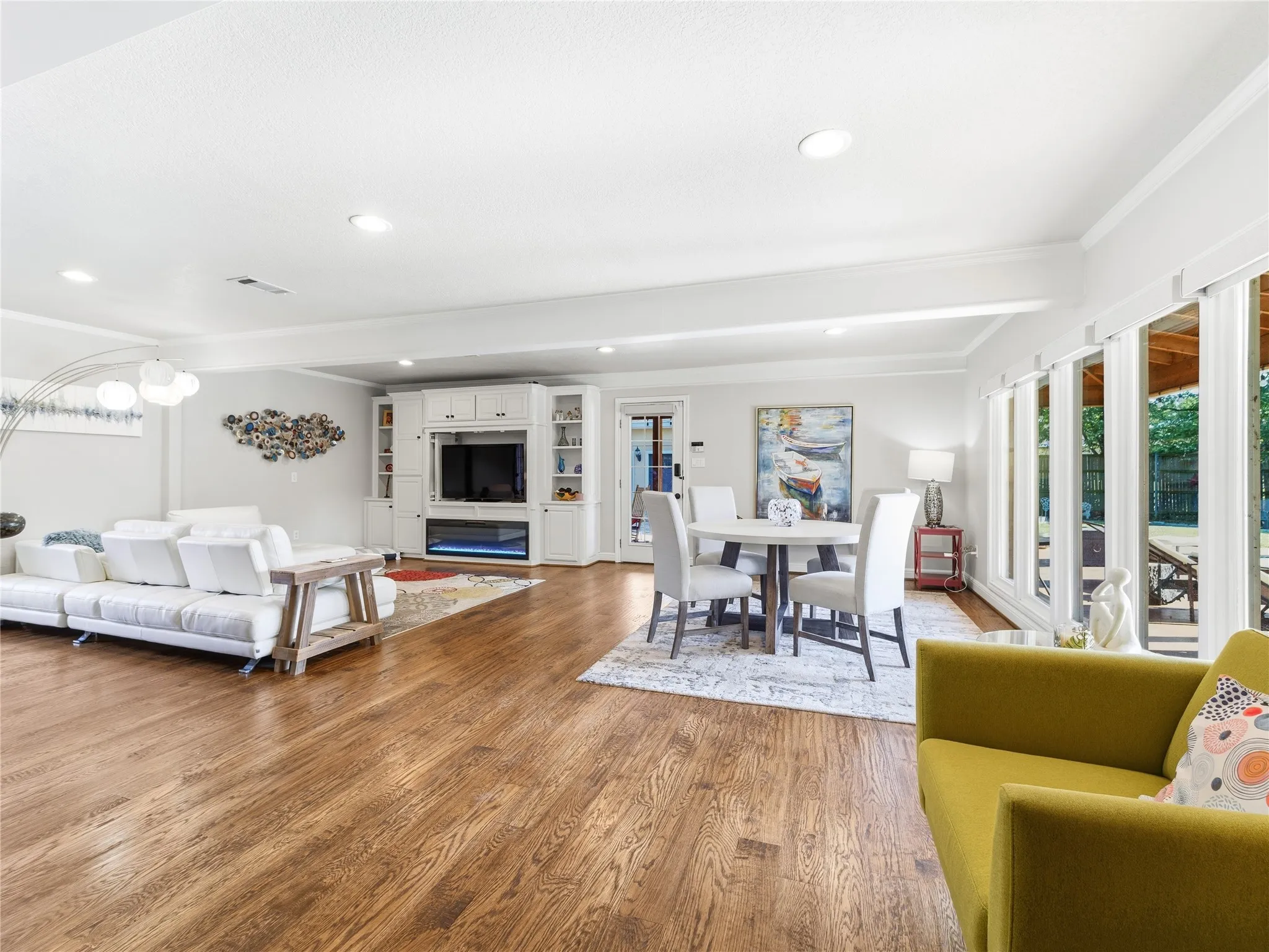 Single Family Residence For Sale in Tarrant County , 3410 Country Club Road, Pantego, Texas 76013, 5 Bedroom, 4 Bathroom, 3 Garage spaces, 3,384 Sqft, built in 1969, mls#21327801, Real Estate Agent in Pantego, Homes For Sale in Tarrant county, Homes For Sale in Pantego, Realtor in Pantego Texas, Real Estate Brokerage Independent Realty Texas, Luminita Cordes Realtor