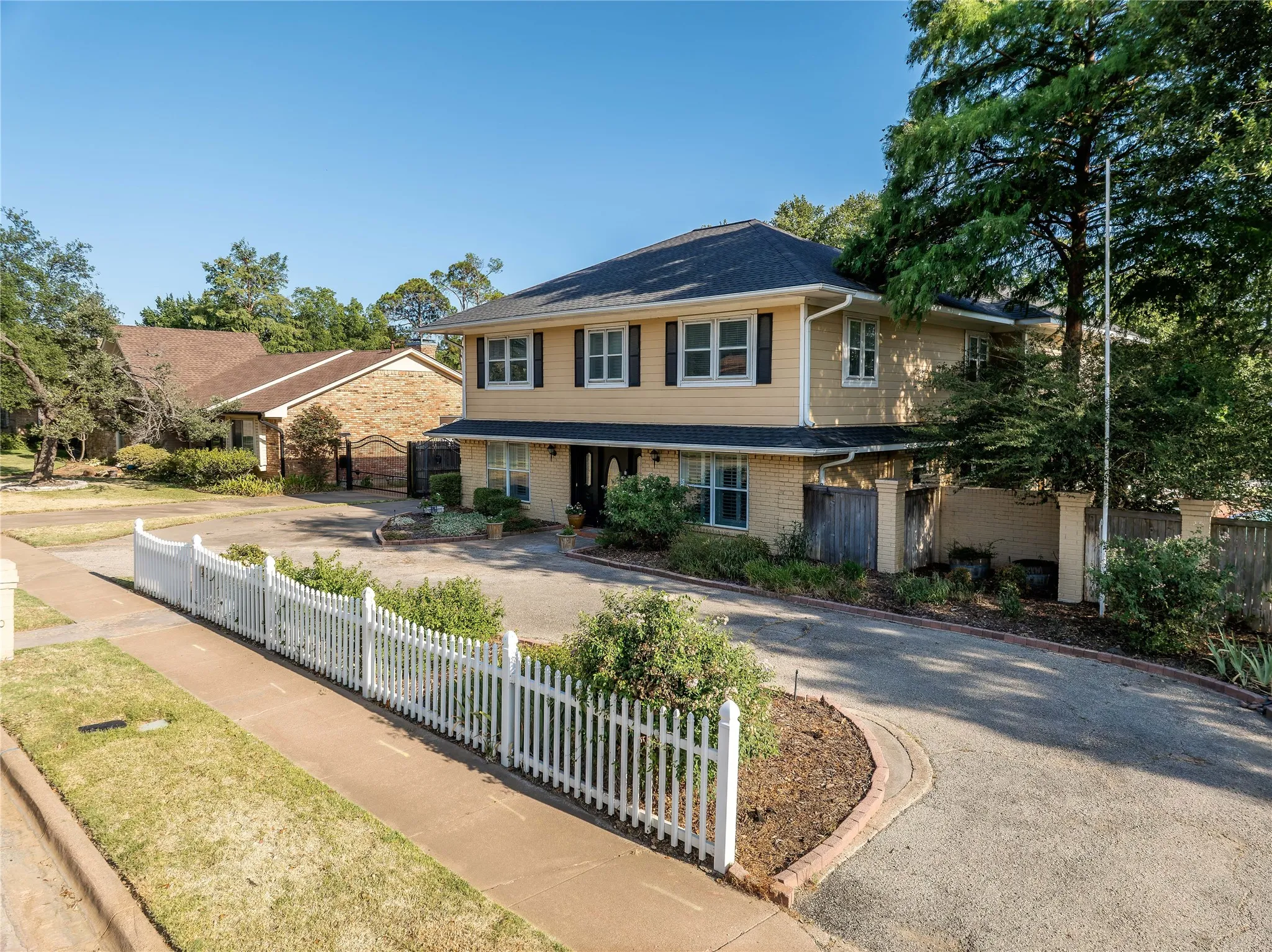 Single Family Residence For Sale in Tarrant County , 3410 Country Club Road, Pantego, Texas 76013, 5 Bedroom, 4 Bathroom, 3 Garage spaces, 3,384 Sqft, built in 1969, mls#21327801, Real Estate Agent in Pantego, Homes For Sale in Tarrant county, Homes For Sale in Pantego, Realtor in Pantego Texas, Real Estate Brokerage Independent Realty Texas, Luminita Cordes Realtor