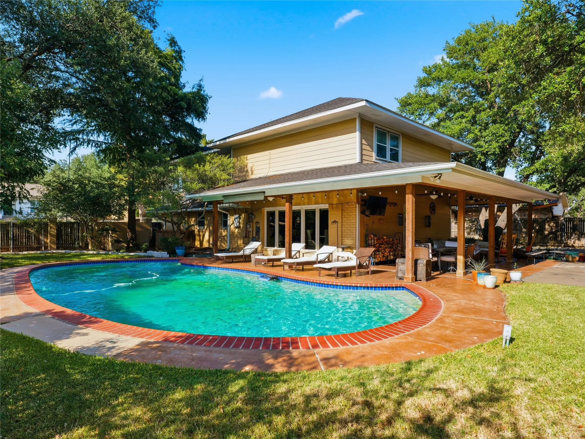 Single Family Residence For Sale in Tarrant County , 3410 Country Club Road, Pantego, Texas 76013, 5 Bedroom, 4 Bathroom, 3 Garage spaces, 3,384 Sqft, built in 1969, mls#21327801, Real Estate Agent in Pantego, Homes For Sale in Tarrant county, Homes For Sale in Pantego, Realtor in Pantego Texas, Real Estate Brokerage Independent Realty Texas, Luminita Cordes Realtor