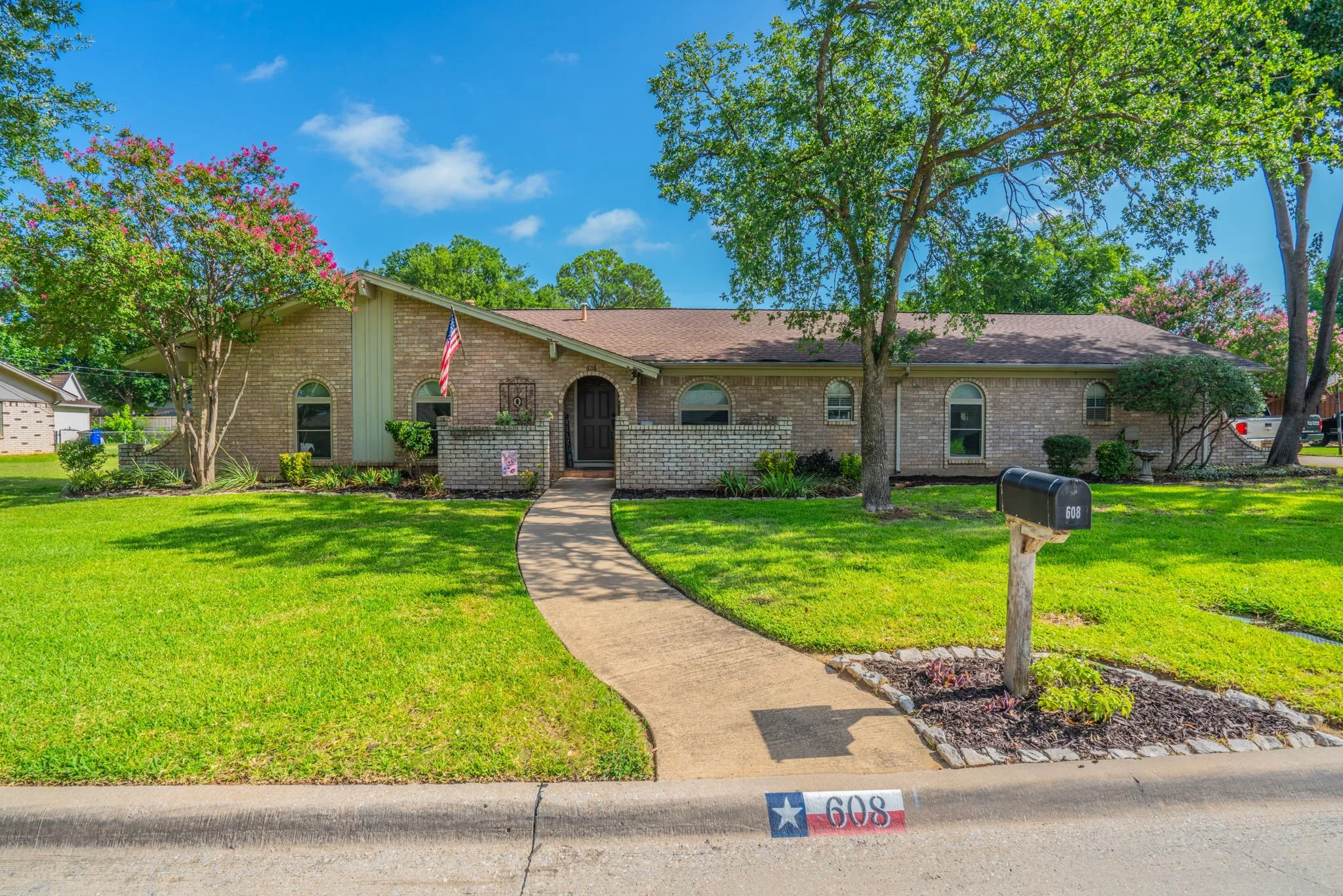Single Family Residence For Sale in Tarrant County , 608 Field Street, Colleyville, Texas 76034, 5 Bedroom, 3 Bathroom, 2 Garage spaces, 2,246 Sqft, built in 1972, mls#21328424, Real Estate Agent in Colleyville, Homes For Sale in Tarrant county, Homes For Sale in Colleyville, Realtor in Colleyville Texas, Real Estate Brokerage Independent Realty Texas, Luminita Cordes Realtor