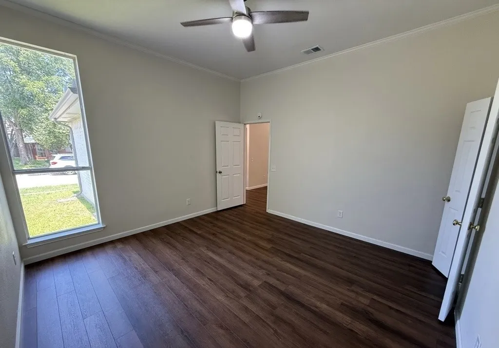 Single Family Residence For Sale in Denton County , 1338 Overlook Drive, Lewisville, Texas 75067, 3 Bedroom, 2 Bathroom, 2 Garage spaces, 1,333 Sqft, built in 1990, mls#21328425, Real Estate Agent in Lewisville, Homes For Sale in Denton county, Homes For Sale in Lewisville, Realtor in Lewisville Texas, Real Estate Brokerage Independent Realty Texas, Luminita Cordes Realtor