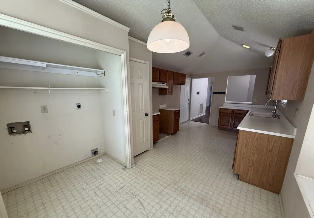 Single Family Residence For Sale in Denton County , 1338 Overlook Drive, Lewisville, Texas 75067, 3 Bedroom, 2 Bathroom, 2 Garage spaces, 1,333 Sqft, built in 1990, mls#21328425, Real Estate Agent in Lewisville, Homes For Sale in Denton county, Homes For Sale in Lewisville, Realtor in Lewisville Texas, Real Estate Brokerage Independent Realty Texas, Luminita Cordes Realtor