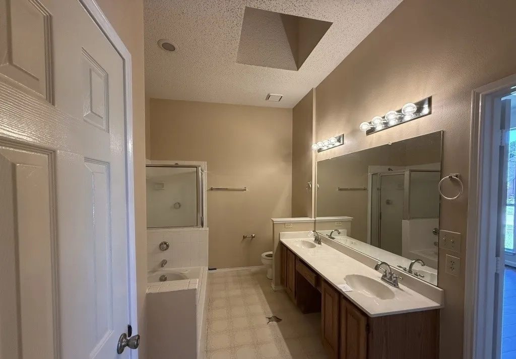 Single Family Residence For Sale in Denton County , 1338 Overlook Drive, Lewisville, Texas 75067, 3 Bedroom, 2 Bathroom, 2 Garage spaces, 1,333 Sqft, built in 1990, mls#21328425, Real Estate Agent in Lewisville, Homes For Sale in Denton county, Homes For Sale in Lewisville, Realtor in Lewisville Texas, Real Estate Brokerage Independent Realty Texas, Luminita Cordes Realtor