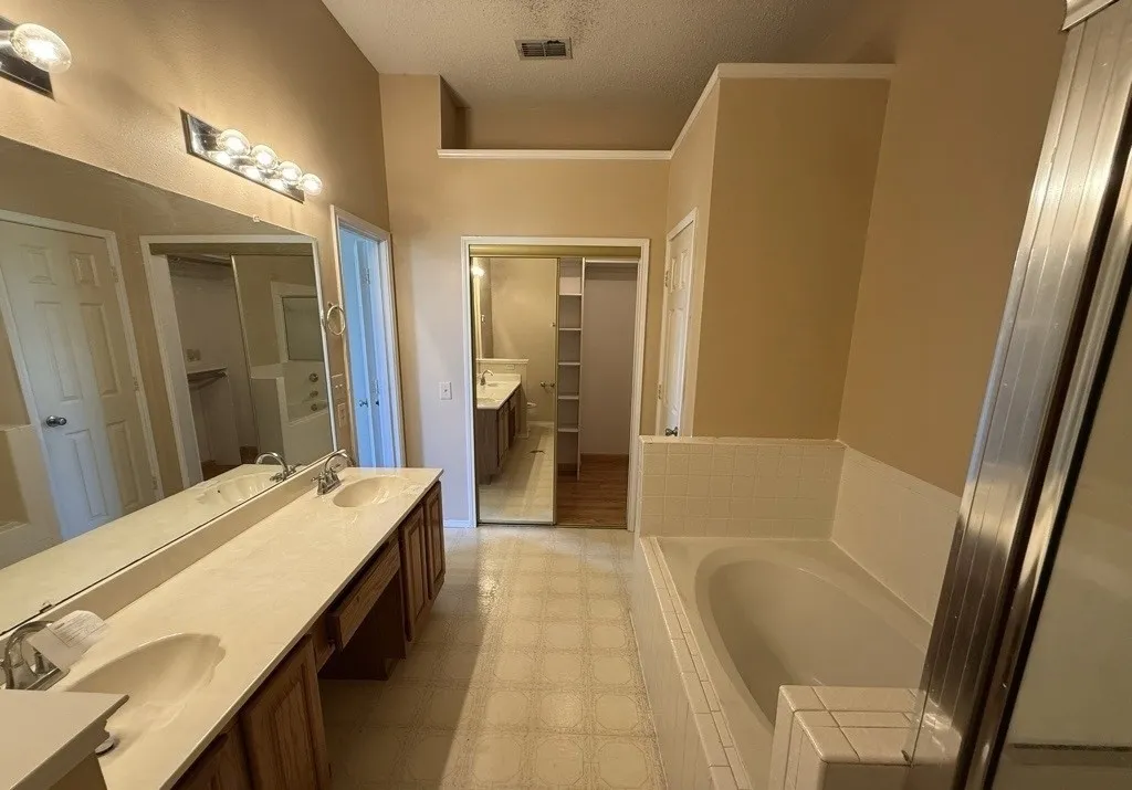 Single Family Residence For Sale in Denton County , 1338 Overlook Drive, Lewisville, Texas 75067, 3 Bedroom, 2 Bathroom, 2 Garage spaces, 1,333 Sqft, built in 1990, mls#21328425, Real Estate Agent in Lewisville, Homes For Sale in Denton county, Homes For Sale in Lewisville, Realtor in Lewisville Texas, Real Estate Brokerage Independent Realty Texas, Luminita Cordes Realtor