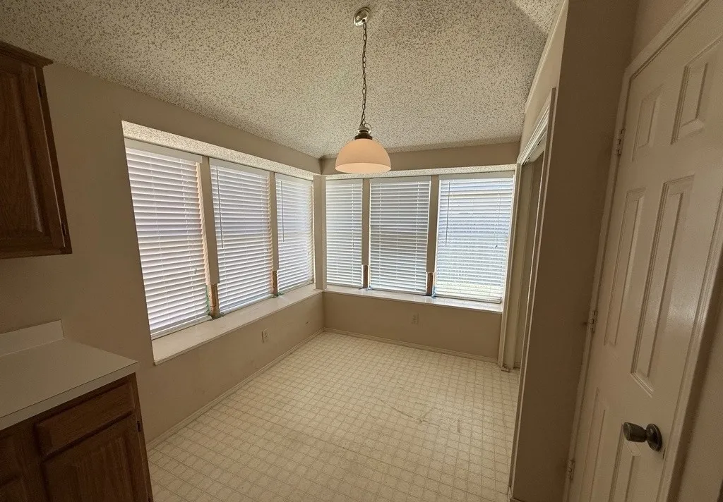 Single Family Residence For Sale in Denton County , 1338 Overlook Drive, Lewisville, Texas 75067, 3 Bedroom, 2 Bathroom, 2 Garage spaces, 1,333 Sqft, built in 1990, mls#21328425, Real Estate Agent in Lewisville, Homes For Sale in Denton county, Homes For Sale in Lewisville, Realtor in Lewisville Texas, Real Estate Brokerage Independent Realty Texas, Luminita Cordes Realtor