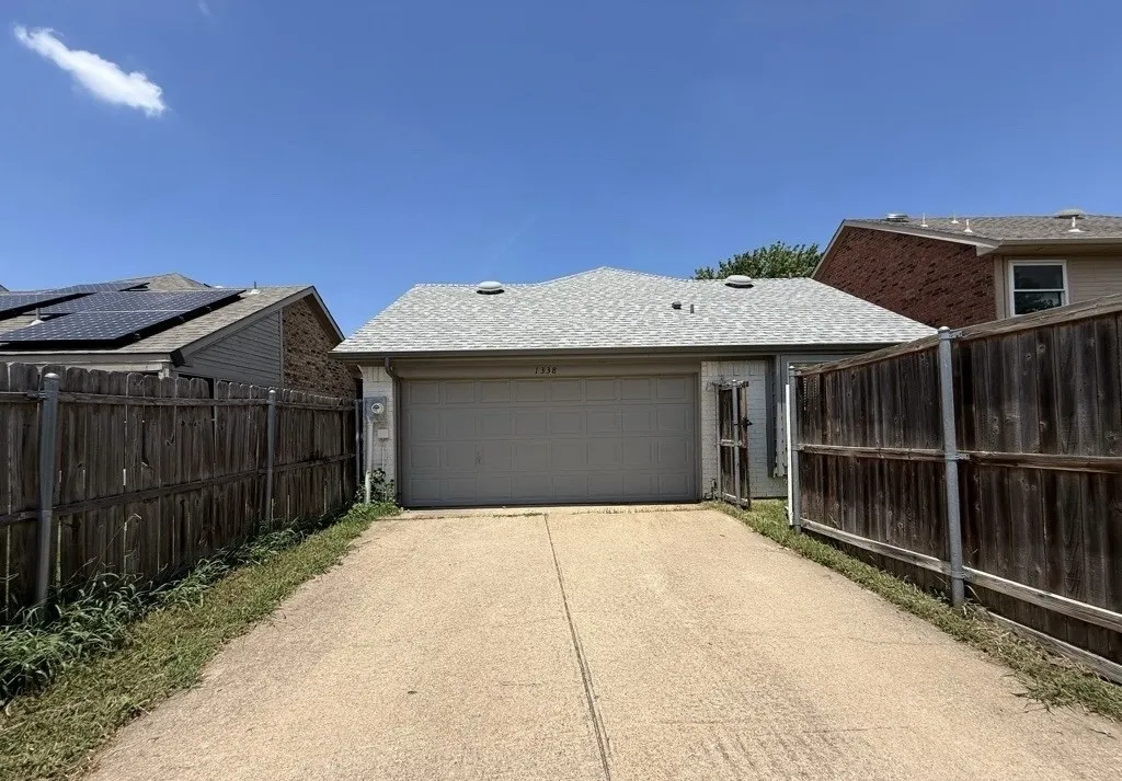 Single Family Residence For Sale in Denton County , 1338 Overlook Drive, Lewisville, Texas 75067, 3 Bedroom, 2 Bathroom, 2 Garage spaces, 1,333 Sqft, built in 1990, mls#21328425, Real Estate Agent in Lewisville, Homes For Sale in Denton county, Homes For Sale in Lewisville, Realtor in Lewisville Texas, Real Estate Brokerage Independent Realty Texas, Luminita Cordes Realtor