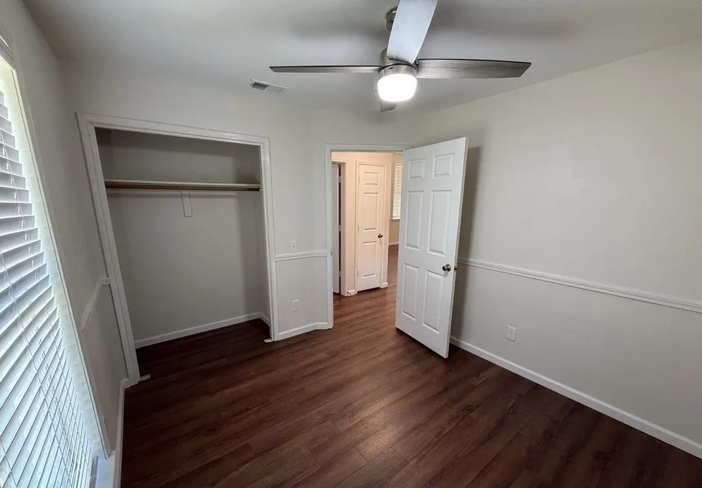 Single Family Residence For Sale in Denton County , 1338 Overlook Drive, Lewisville, Texas 75067, 3 Bedroom, 2 Bathroom, 2 Garage spaces, 1,333 Sqft, built in 1990, mls#21328425, Real Estate Agent in Lewisville, Homes For Sale in Denton county, Homes For Sale in Lewisville, Realtor in Lewisville Texas, Real Estate Brokerage Independent Realty Texas, Luminita Cordes Realtor