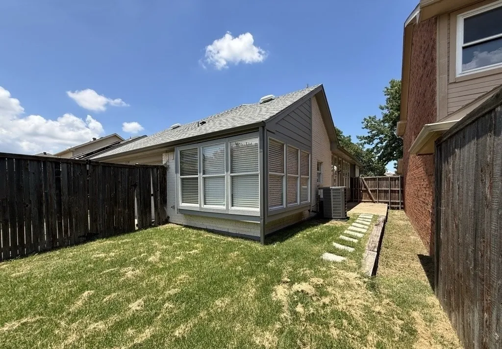Single Family Residence For Sale in Denton County , 1338 Overlook Drive, Lewisville, Texas 75067, 3 Bedroom, 2 Bathroom, 2 Garage spaces, 1,333 Sqft, built in 1990, mls#21328425, Real Estate Agent in Lewisville, Homes For Sale in Denton county, Homes For Sale in Lewisville, Realtor in Lewisville Texas, Real Estate Brokerage Independent Realty Texas, Luminita Cordes Realtor