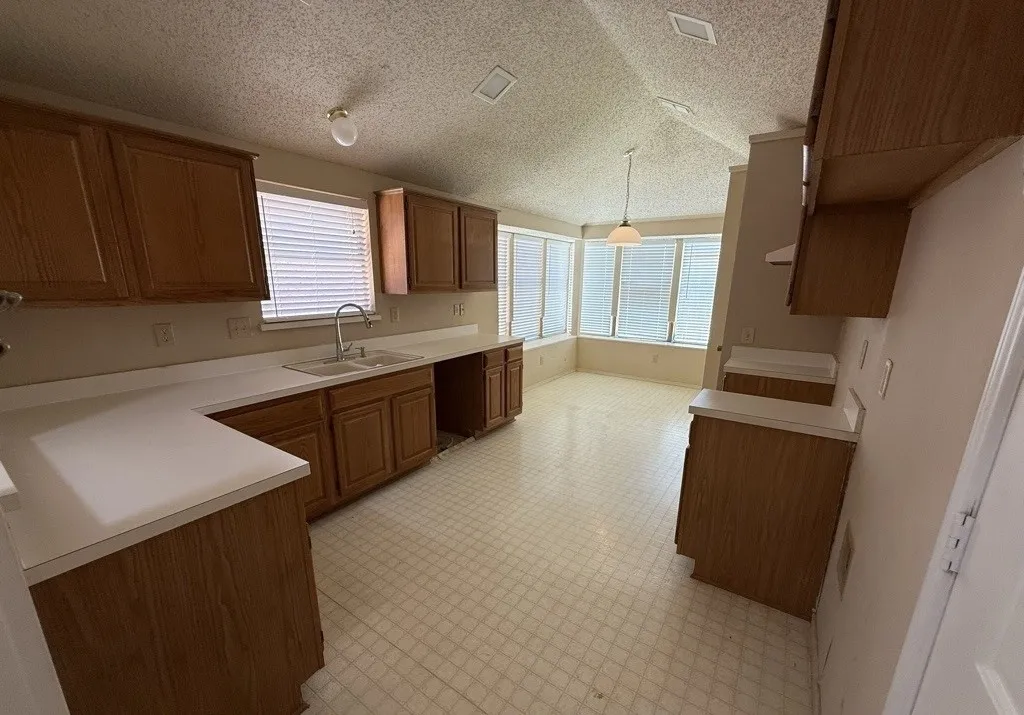 Single Family Residence For Sale in Denton County , 1338 Overlook Drive, Lewisville, Texas 75067, 3 Bedroom, 2 Bathroom, 2 Garage spaces, 1,333 Sqft, built in 1990, mls#21328425, Real Estate Agent in Lewisville, Homes For Sale in Denton county, Homes For Sale in Lewisville, Realtor in Lewisville Texas, Real Estate Brokerage Independent Realty Texas, Luminita Cordes Realtor