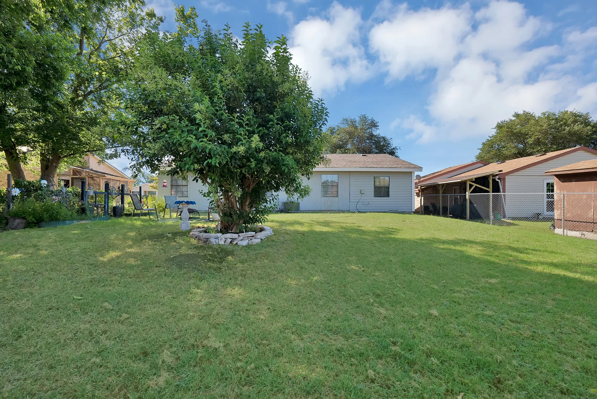 Single Family Residence For Sale in Dallas County , 9519 County View Road, Dallas, Texas 75249, 5 Bedroom, 2 Bathroom, 1 Garage spaces, 1,408 Sqft, built in 1981, mls#21328428, Real Estate Agent in Dallas, Homes For Sale in Dallas county, Homes For Sale in Dallas, Realtor in Dallas Texas, Real Estate Brokerage Independent Realty Texas, Luminita Cordes Realtor