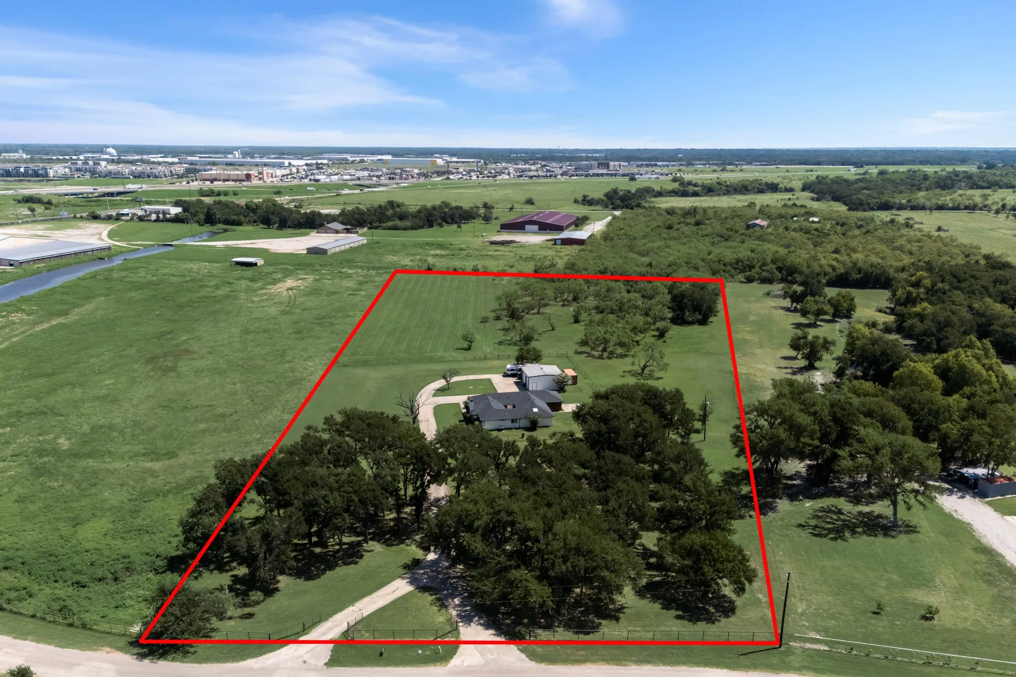 Single Family Residence For Sale in Kaufman County , 1301 Davis Lane, Terrell, Texas 75160, 3 Bedroom, 3 Bathroom, 2 Garage spaces, 2,285 Sqft, built in 1984, mls#21326104, Real Estate Agent in Terrell, Homes For Sale in Kaufman county, Homes For Sale in Terrell, Realtor in Terrell Texas, Real Estate Brokerage Independent Realty Texas, Luminita Cordes Realtor