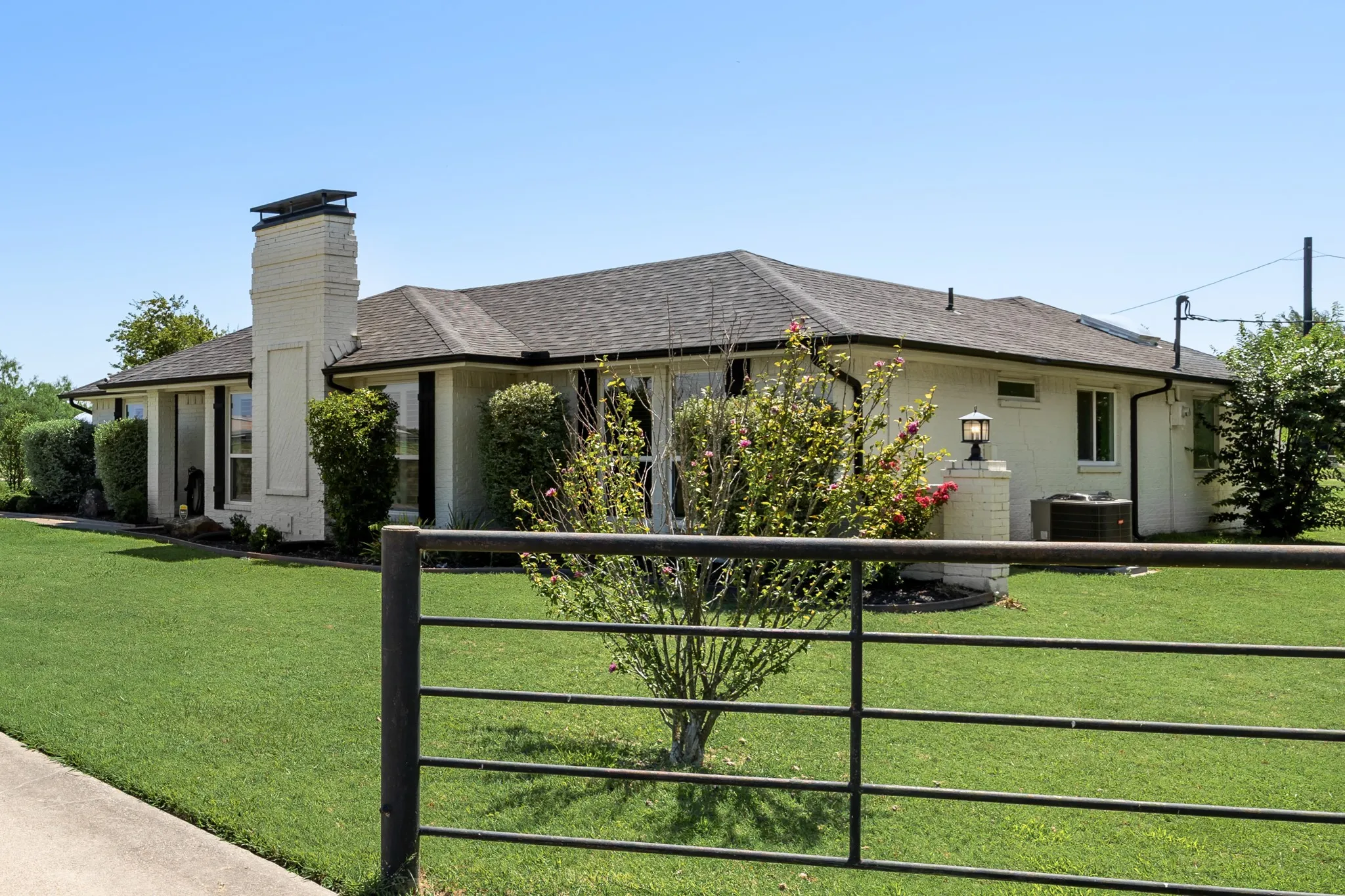 Single Family Residence For Sale in Kaufman County , 1301 Davis Lane, Terrell, Texas 75160, 3 Bedroom, 3 Bathroom, 2 Garage spaces, 2,285 Sqft, built in 1984, mls#21326104, Real Estate Agent in Terrell, Homes For Sale in Kaufman county, Homes For Sale in Terrell, Realtor in Terrell Texas, Real Estate Brokerage Independent Realty Texas, Luminita Cordes Realtor