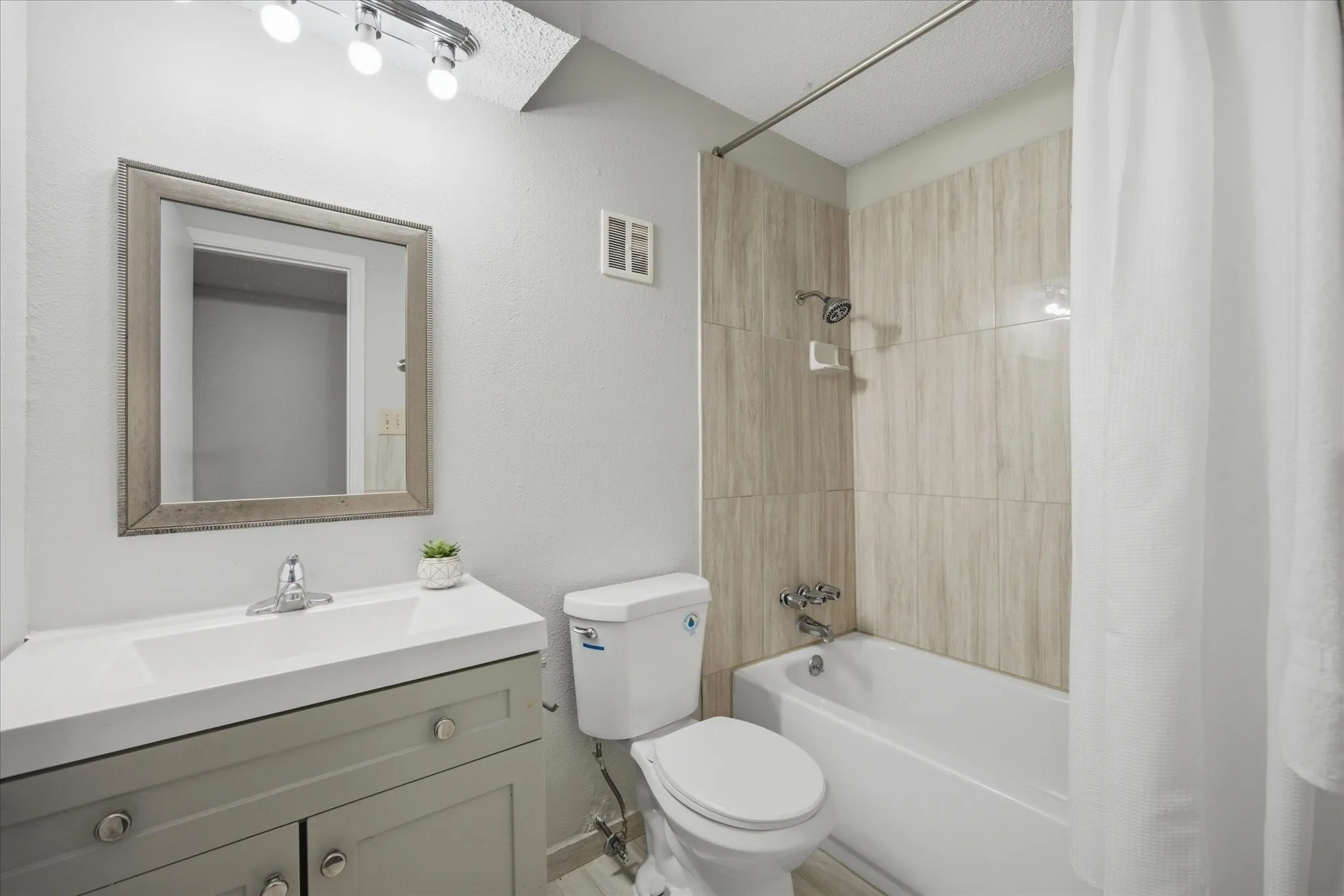 Single Family Residence For Sale in Dallas County , 1828 Ridgeview Plaza, Mesquite, Texas 75149, 2 Bedroom, 2 Bathroom, Garage spaces, 1,344 Sqft, built in 1974, mls#21328436, Real Estate Agent in Mesquite, Homes For Sale in Dallas county, Homes For Sale in Mesquite, Realtor in Mesquite Texas, Real Estate Brokerage Independent Realty Texas, Luminita Cordes Realtor
