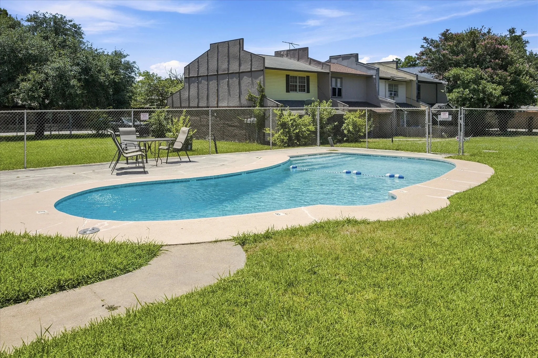 Single Family Residence For Sale in Dallas County , 1828 Ridgeview Plaza, Mesquite, Texas 75149, 2 Bedroom, 2 Bathroom, Garage spaces, 1,344 Sqft, built in 1974, mls#21328436, Real Estate Agent in Mesquite, Homes For Sale in Dallas county, Homes For Sale in Mesquite, Realtor in Mesquite Texas, Real Estate Brokerage Independent Realty Texas, Luminita Cordes Realtor