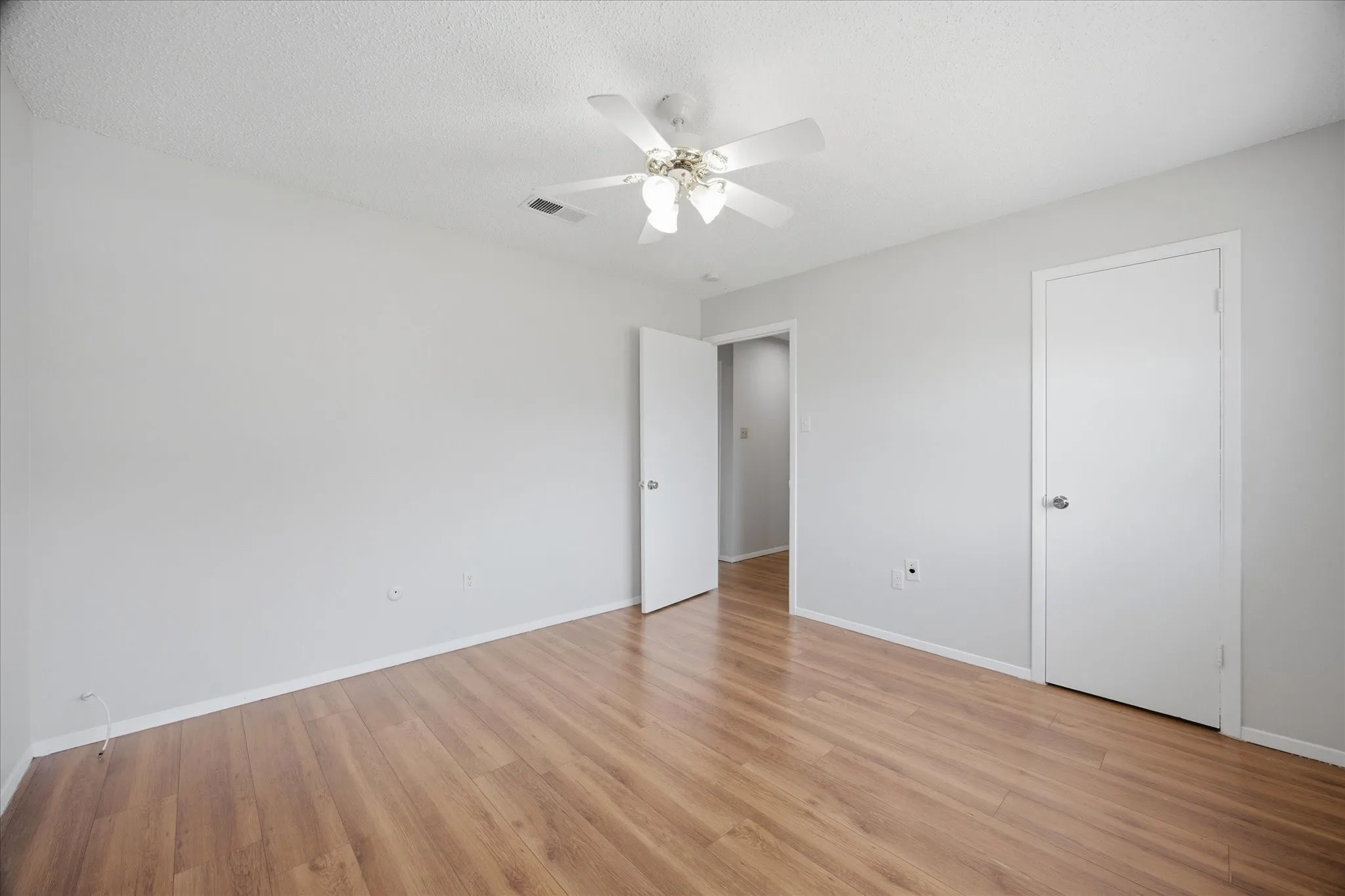 Single Family Residence For Sale in Dallas County , 1828 Ridgeview Plaza, Mesquite, Texas 75149, 2 Bedroom, 2 Bathroom, Garage spaces, 1,344 Sqft, built in 1974, mls#21328436, Real Estate Agent in Mesquite, Homes For Sale in Dallas county, Homes For Sale in Mesquite, Realtor in Mesquite Texas, Real Estate Brokerage Independent Realty Texas, Luminita Cordes Realtor