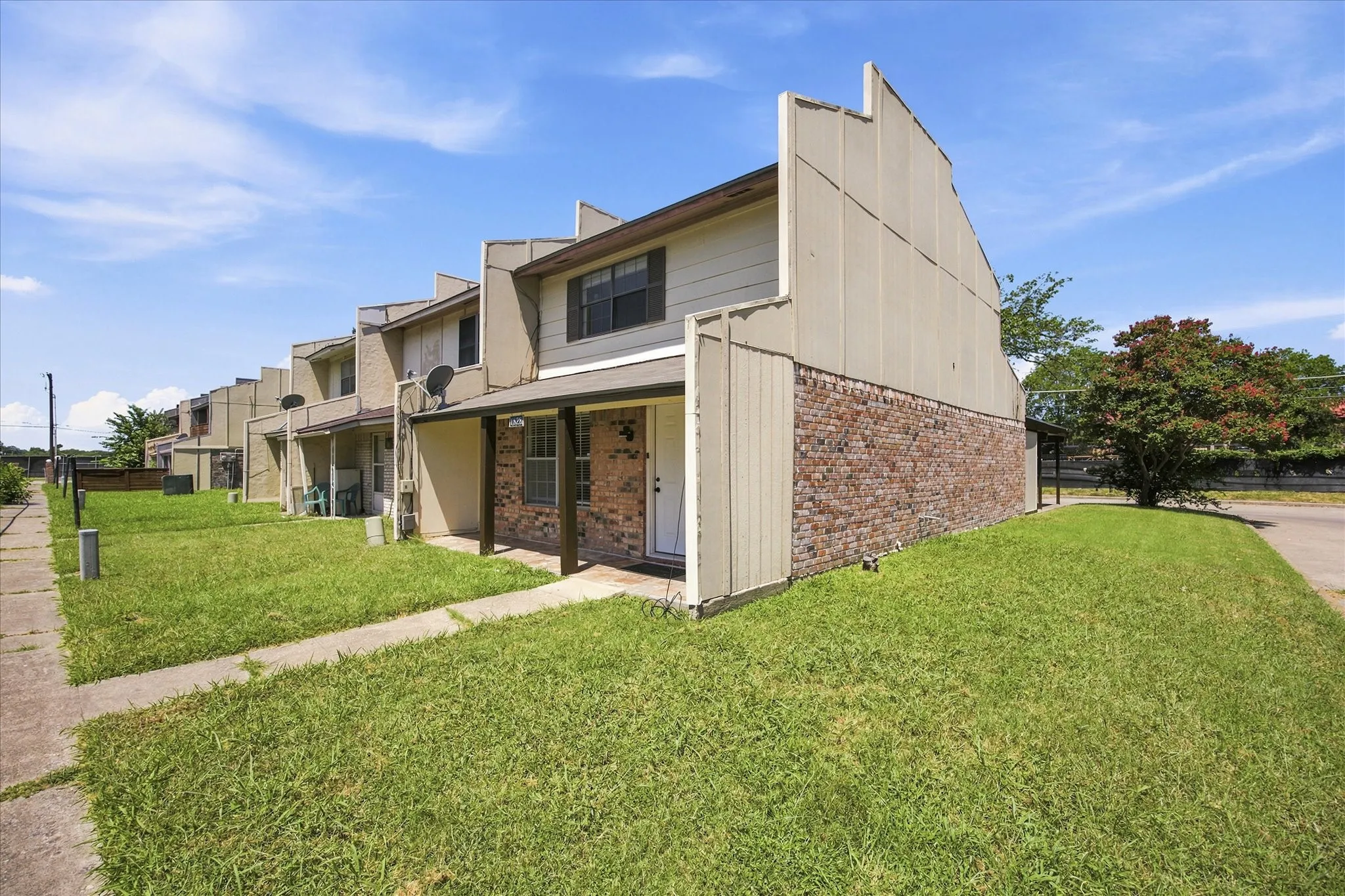 Single Family Residence For Sale in Dallas County , 1828 Ridgeview Plaza, Mesquite, Texas 75149, 2 Bedroom, 2 Bathroom, Garage spaces, 1,344 Sqft, built in 1974, mls#21328436, Real Estate Agent in Mesquite, Homes For Sale in Dallas county, Homes For Sale in Mesquite, Realtor in Mesquite Texas, Real Estate Brokerage Independent Realty Texas, Luminita Cordes Realtor