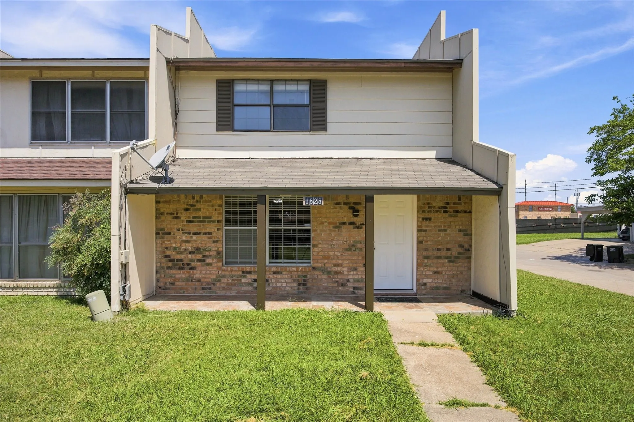 Single Family Residence For Sale in Dallas County , 1828 Ridgeview Plaza, Mesquite, Texas 75149, 2 Bedroom, 2 Bathroom, Garage spaces, 1,344 Sqft, built in 1974, mls#21328436, Real Estate Agent in Mesquite, Homes For Sale in Dallas county, Homes For Sale in Mesquite, Realtor in Mesquite Texas, Real Estate Brokerage Independent Realty Texas, Luminita Cordes Realtor