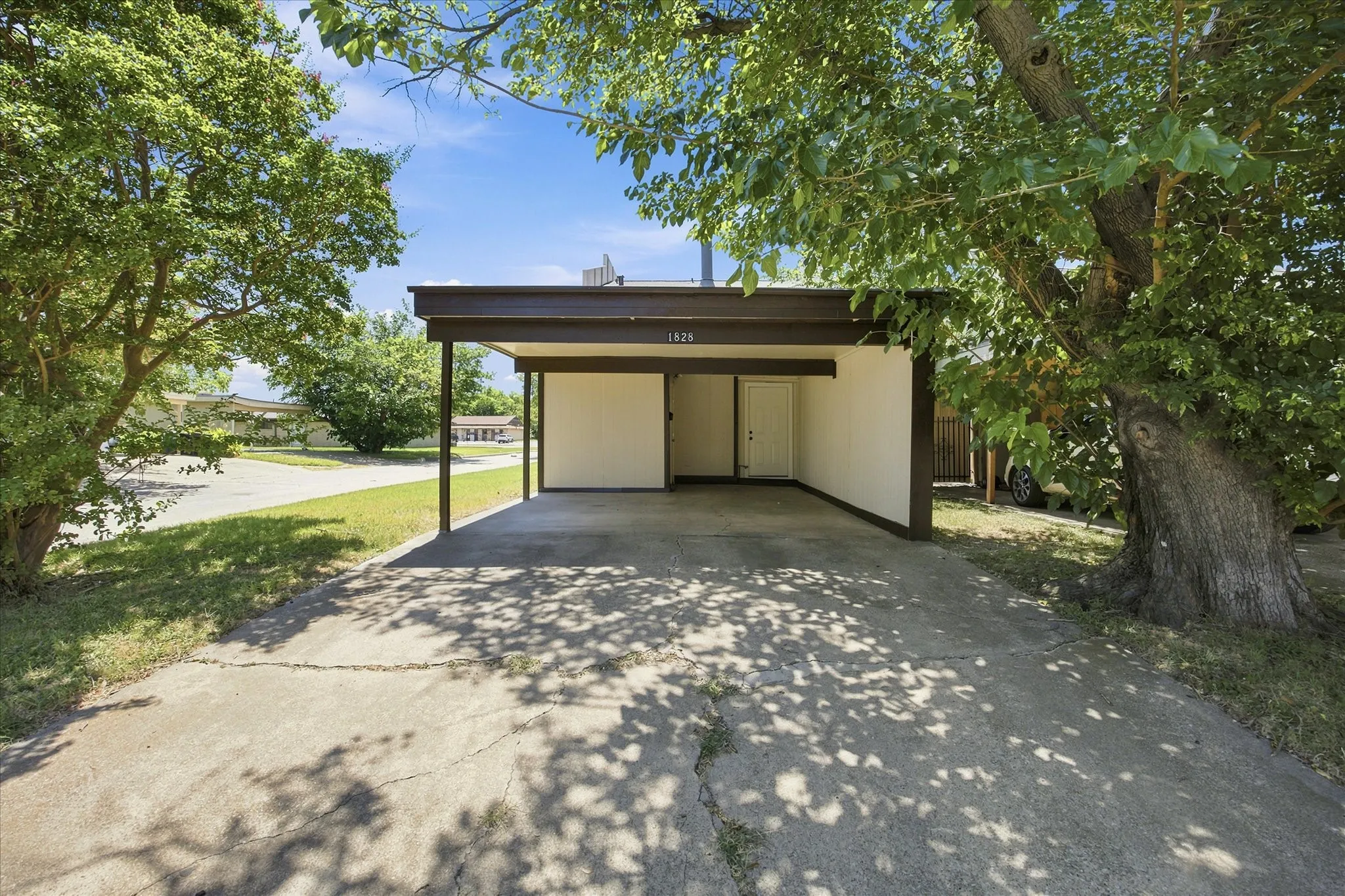 Single Family Residence For Sale in Dallas County , 1828 Ridgeview Plaza, Mesquite, Texas 75149, 2 Bedroom, 2 Bathroom, Garage spaces, 1,344 Sqft, built in 1974, mls#21328436, Real Estate Agent in Mesquite, Homes For Sale in Dallas county, Homes For Sale in Mesquite, Realtor in Mesquite Texas, Real Estate Brokerage Independent Realty Texas, Luminita Cordes Realtor