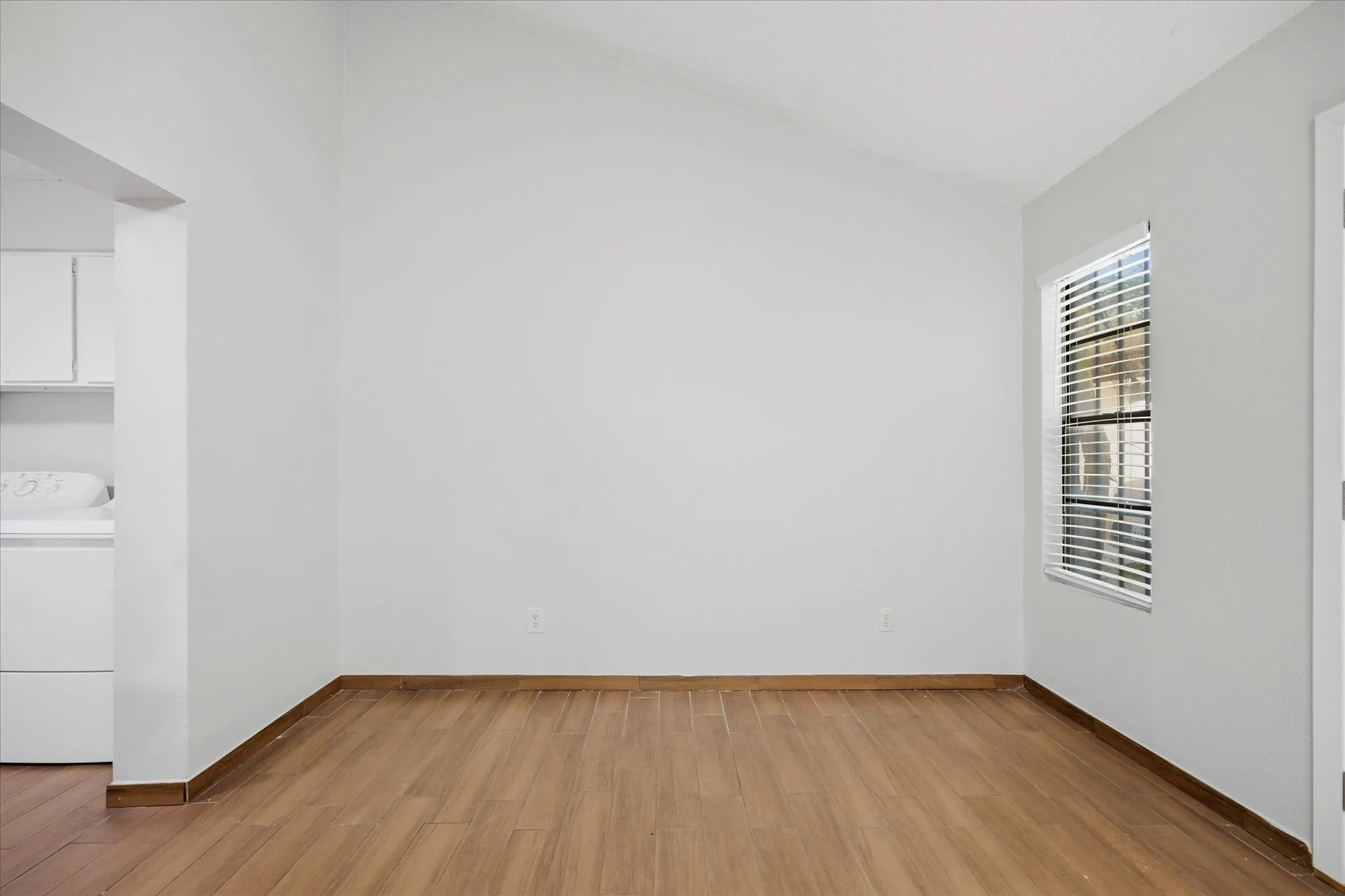Single Family Residence For Sale in Dallas County , 1828 Ridgeview Plaza, Mesquite, Texas 75149, 2 Bedroom, 2 Bathroom, Garage spaces, 1,344 Sqft, built in 1974, mls#21328436, Real Estate Agent in Mesquite, Homes For Sale in Dallas county, Homes For Sale in Mesquite, Realtor in Mesquite Texas, Real Estate Brokerage Independent Realty Texas, Luminita Cordes Realtor