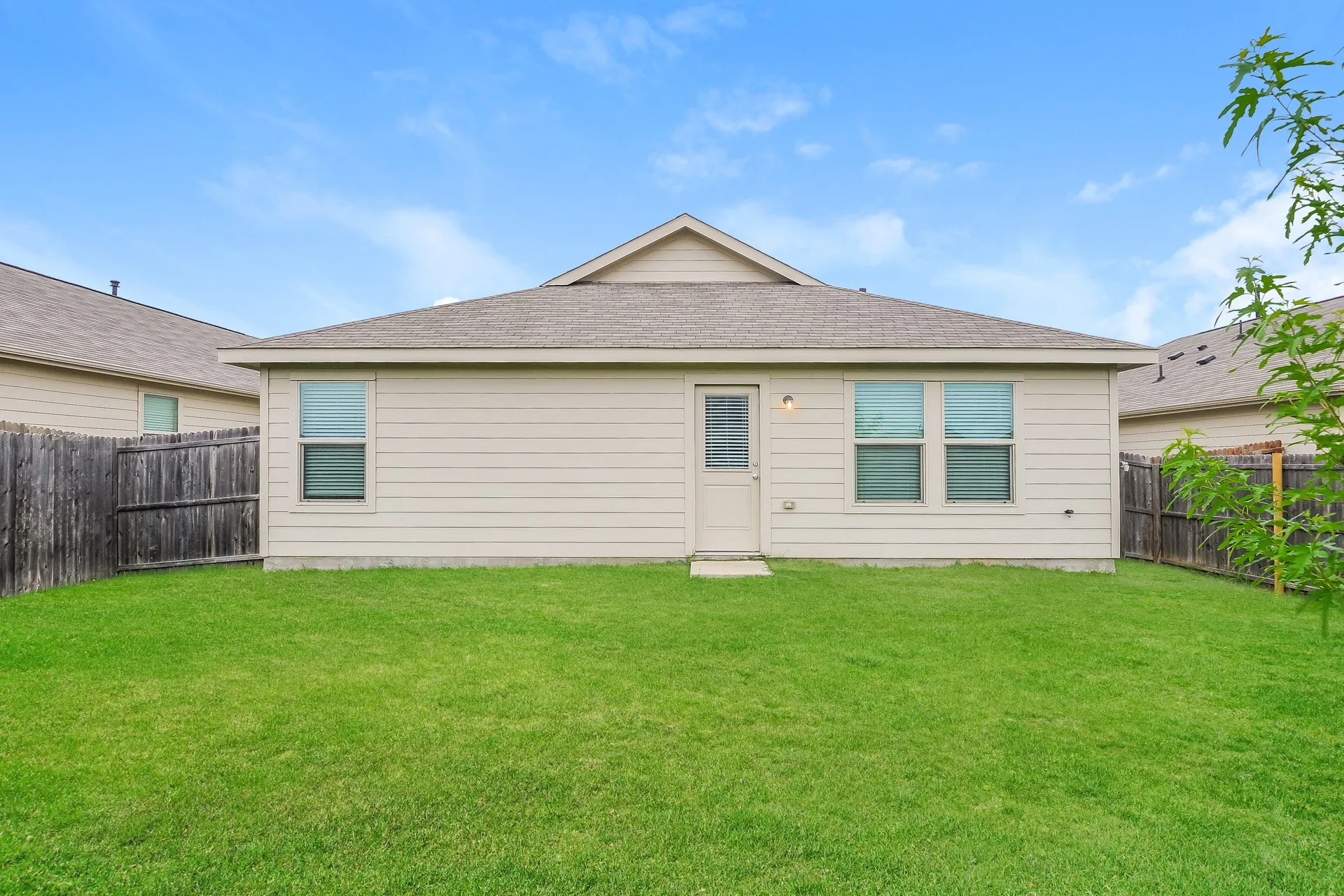 Single Family Residence For Sale in Tarrant County , 305 Anvil Drive, Fort Worth, Texas 76052, 3 Bedroom, 2 Bathroom, 2 Garage spaces, 1,640 Sqft, built in 2020, mls#21327895, Real Estate Agent in Fort Worth, Homes For Sale in Tarrant county, Homes For Sale in Fort Worth, Realtor in Fort Worth Texas, Real Estate Brokerage Independent Realty Texas, Luminita Cordes Realtor