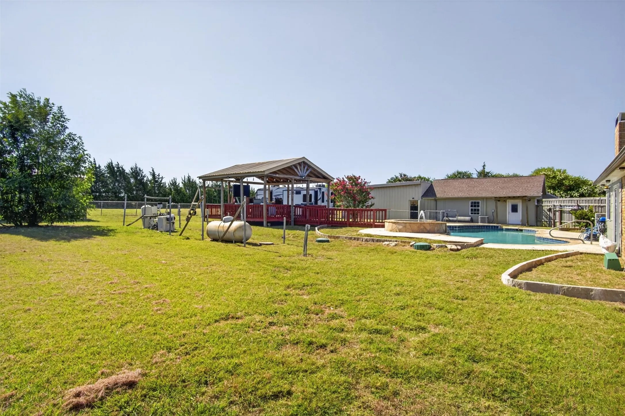 Single Family Residence For Sale in Ellis County , 7851 Mavis Avenue, Waxahachie, Texas 75167, 3 Bedroom, 2 Bathroom, 2 Garage spaces, 2,302 Sqft, built in 1997, mls#21328358, Real Estate Agent in Waxahachie, Homes For Sale in Ellis county, Homes For Sale in Waxahachie, Realtor in Waxahachie Texas, Real Estate Brokerage Independent Realty Texas, Luminita Cordes Realtor