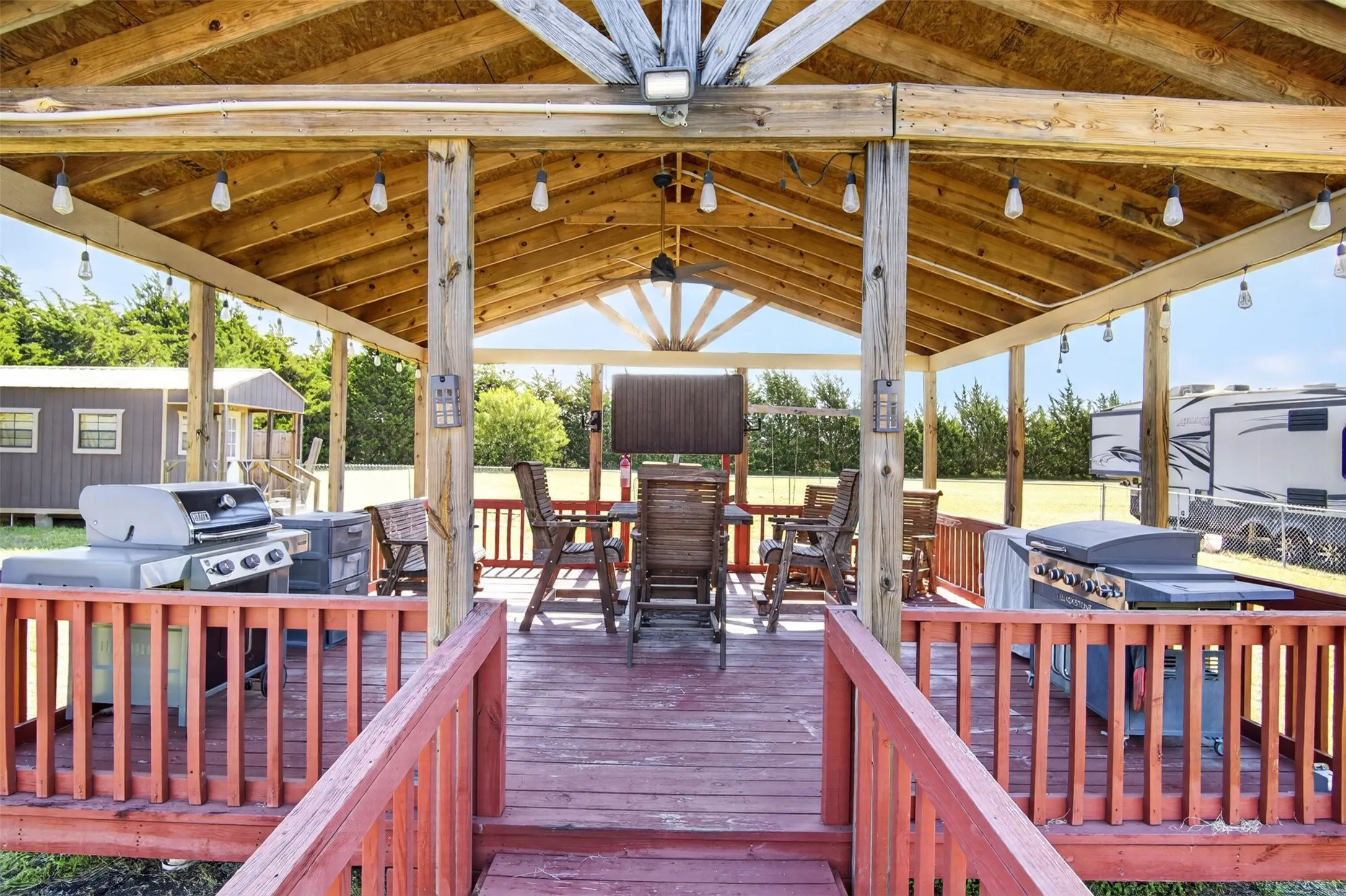 Single Family Residence For Sale in Ellis County , 7851 Mavis Avenue, Waxahachie, Texas 75167, 3 Bedroom, 2 Bathroom, 2 Garage spaces, 2,302 Sqft, built in 1997, mls#21328358, Real Estate Agent in Waxahachie, Homes For Sale in Ellis county, Homes For Sale in Waxahachie, Realtor in Waxahachie Texas, Real Estate Brokerage Independent Realty Texas, Luminita Cordes Realtor