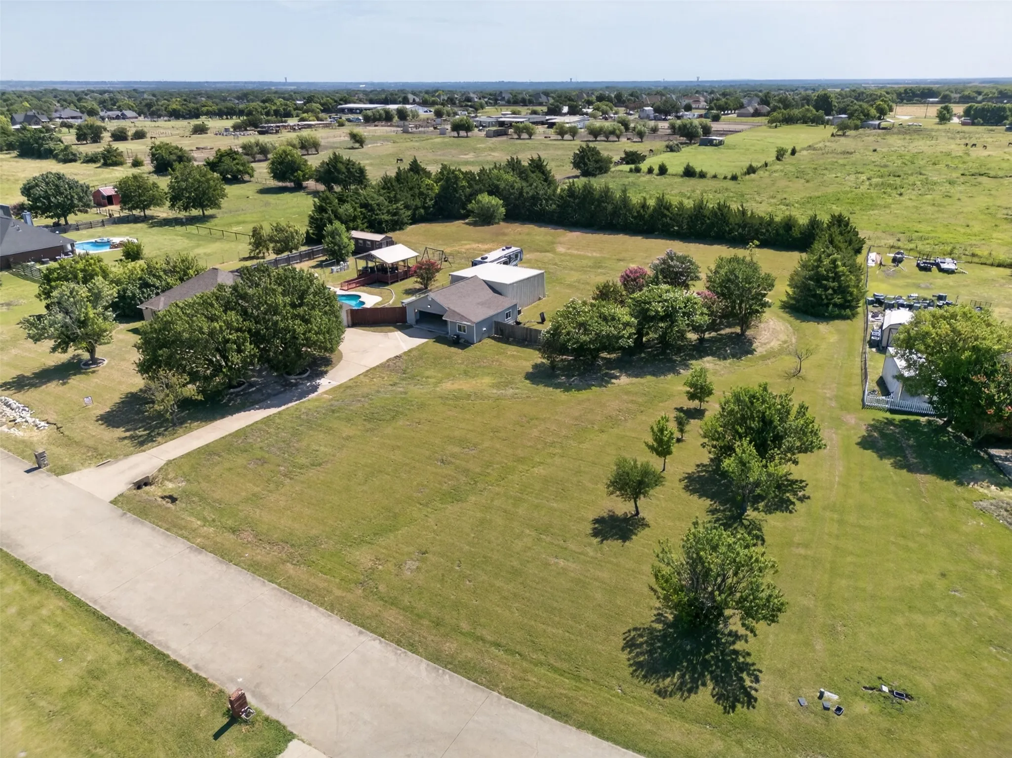 Single Family Residence For Sale in Ellis County , 7851 Mavis Avenue, Waxahachie, Texas 75167, 3 Bedroom, 2 Bathroom, 2 Garage spaces, 2,302 Sqft, built in 1997, mls#21328358, Real Estate Agent in Waxahachie, Homes For Sale in Ellis county, Homes For Sale in Waxahachie, Realtor in Waxahachie Texas, Real Estate Brokerage Independent Realty Texas, Luminita Cordes Realtor