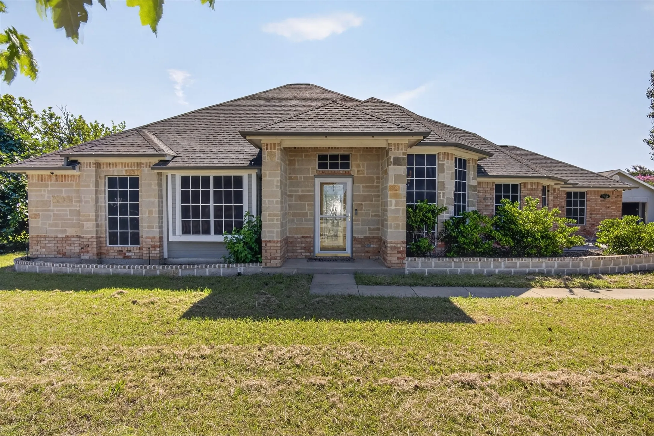 Single Family Residence For Sale in Ellis County , 7851 Mavis Avenue, Waxahachie, Texas 75167, 3 Bedroom, 2 Bathroom, 2 Garage spaces, 2,302 Sqft, built in 1997, mls#21328358, Real Estate Agent in Waxahachie, Homes For Sale in Ellis county, Homes For Sale in Waxahachie, Realtor in Waxahachie Texas, Real Estate Brokerage Independent Realty Texas, Luminita Cordes Realtor