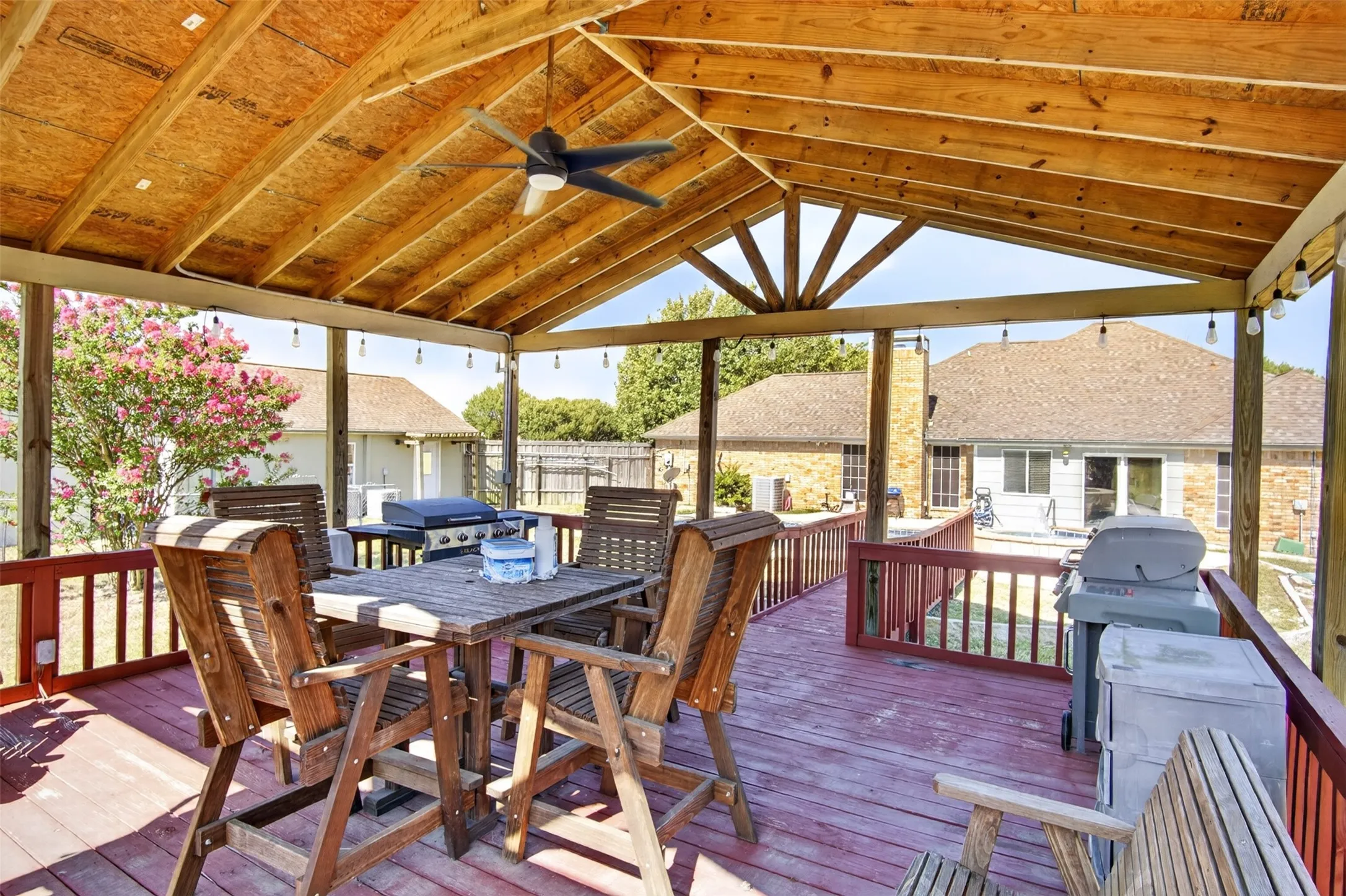 Single Family Residence For Sale in Ellis County , 7851 Mavis Avenue, Waxahachie, Texas 75167, 3 Bedroom, 2 Bathroom, 2 Garage spaces, 2,302 Sqft, built in 1997, mls#21328358, Real Estate Agent in Waxahachie, Homes For Sale in Ellis county, Homes For Sale in Waxahachie, Realtor in Waxahachie Texas, Real Estate Brokerage Independent Realty Texas, Luminita Cordes Realtor