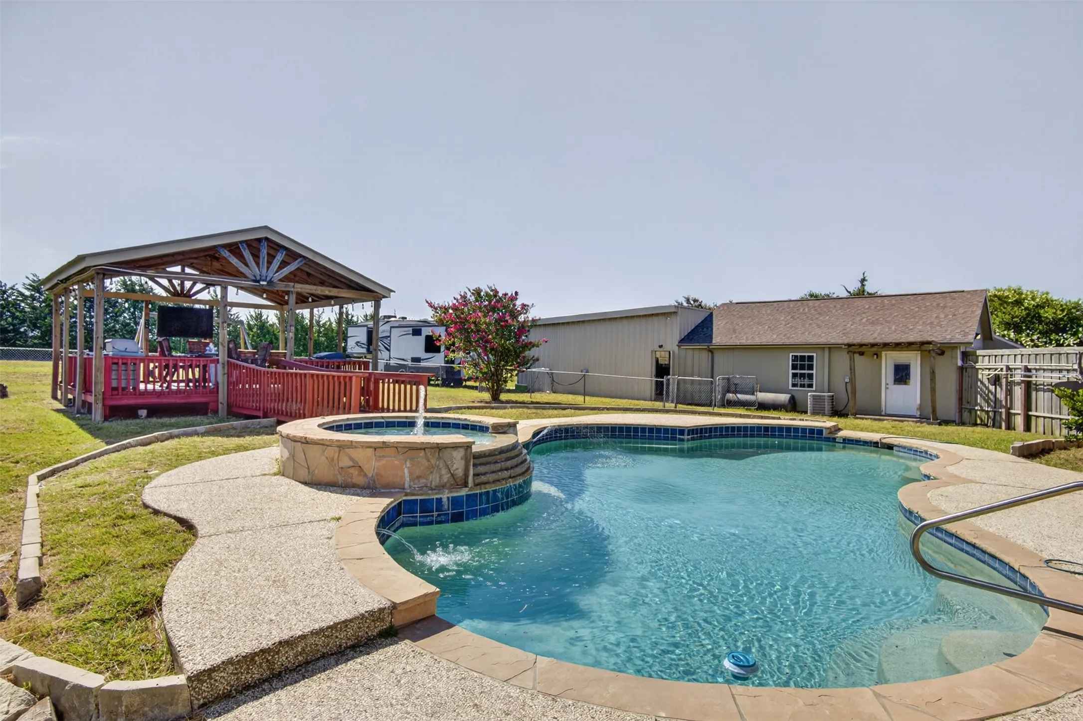 Single Family Residence For Sale in Ellis County , 7851 Mavis Avenue, Waxahachie, Texas 75167, 3 Bedroom, 2 Bathroom, 2 Garage spaces, 2,302 Sqft, built in 1997, mls#21328358, Real Estate Agent in Waxahachie, Homes For Sale in Ellis county, Homes For Sale in Waxahachie, Realtor in Waxahachie Texas, Real Estate Brokerage Independent Realty Texas, Luminita Cordes Realtor