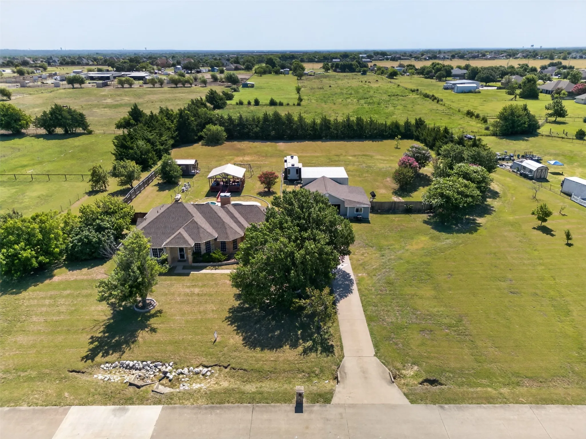 Single Family Residence For Sale in Ellis County , 7851 Mavis Avenue, Waxahachie, Texas 75167, 3 Bedroom, 2 Bathroom, 2 Garage spaces, 2,302 Sqft, built in 1997, mls#21328358, Real Estate Agent in Waxahachie, Homes For Sale in Ellis county, Homes For Sale in Waxahachie, Realtor in Waxahachie Texas, Real Estate Brokerage Independent Realty Texas, Luminita Cordes Realtor