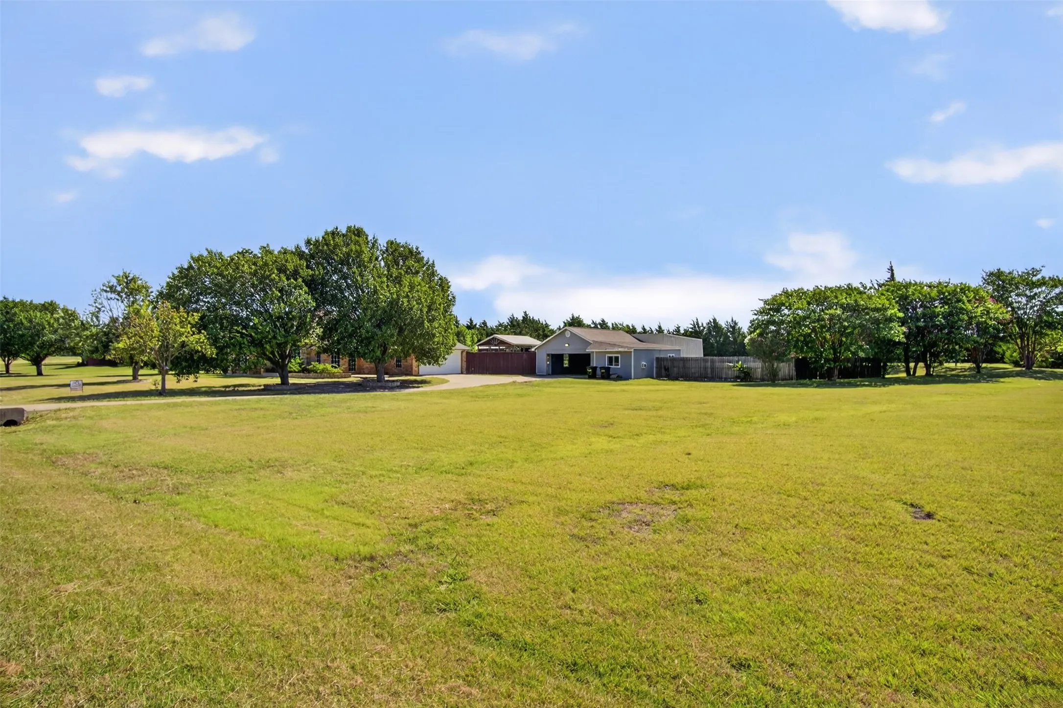 Single Family Residence For Sale in Ellis County , 7851 Mavis Avenue, Waxahachie, Texas 75167, 3 Bedroom, 2 Bathroom, 2 Garage spaces, 2,302 Sqft, built in 1997, mls#21328358, Real Estate Agent in Waxahachie, Homes For Sale in Ellis county, Homes For Sale in Waxahachie, Realtor in Waxahachie Texas, Real Estate Brokerage Independent Realty Texas, Luminita Cordes Realtor