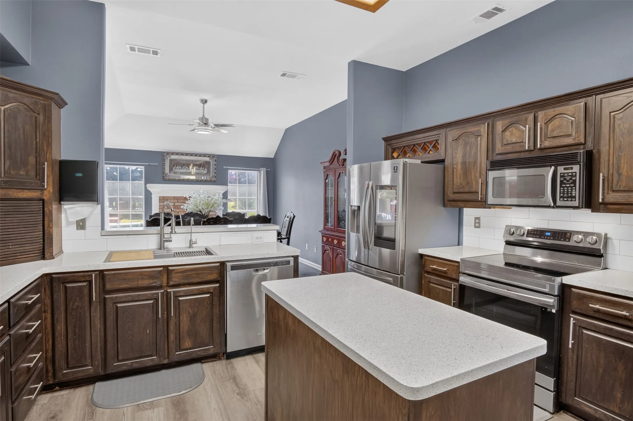 Single Family Residence For Sale in Ellis County , 7851 Mavis Avenue, Waxahachie, Texas 75167, 3 Bedroom, 2 Bathroom, 2 Garage spaces, 2,302 Sqft, built in 1997, mls#21328358, Real Estate Agent in Waxahachie, Homes For Sale in Ellis county, Homes For Sale in Waxahachie, Realtor in Waxahachie Texas, Real Estate Brokerage Independent Realty Texas, Luminita Cordes Realtor