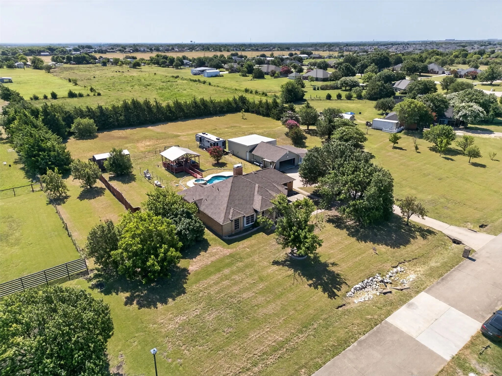 Single Family Residence For Sale in Ellis County , 7851 Mavis Avenue, Waxahachie, Texas 75167, 3 Bedroom, 2 Bathroom, 2 Garage spaces, 2,302 Sqft, built in 1997, mls#21328358, Real Estate Agent in Waxahachie, Homes For Sale in Ellis county, Homes For Sale in Waxahachie, Realtor in Waxahachie Texas, Real Estate Brokerage Independent Realty Texas, Luminita Cordes Realtor