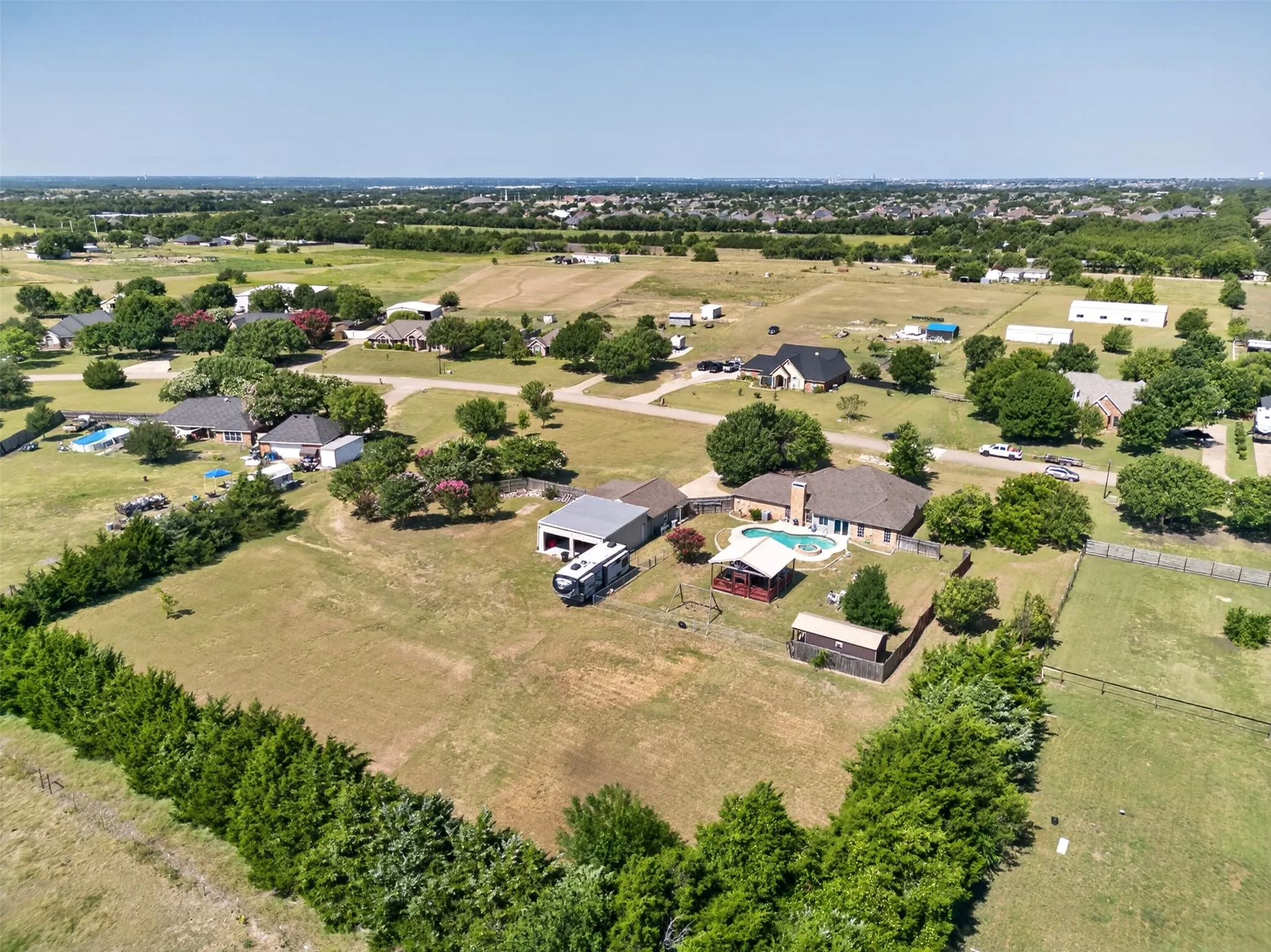 Single Family Residence For Sale in Ellis County , 7851 Mavis Avenue, Waxahachie, Texas 75167, 3 Bedroom, 2 Bathroom, 2 Garage spaces, 2,302 Sqft, built in 1997, mls#21328358, Real Estate Agent in Waxahachie, Homes For Sale in Ellis county, Homes For Sale in Waxahachie, Realtor in Waxahachie Texas, Real Estate Brokerage Independent Realty Texas, Luminita Cordes Realtor