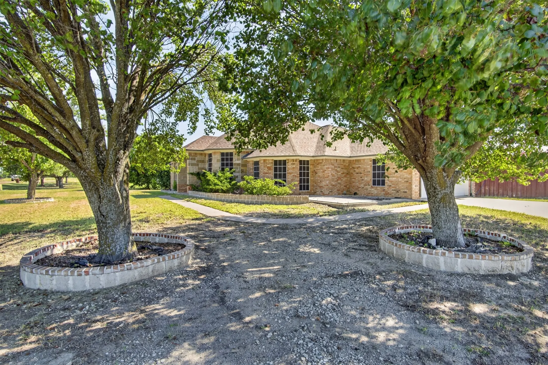 Single Family Residence For Sale in Ellis County , 7851 Mavis Avenue, Waxahachie, Texas 75167, 3 Bedroom, 2 Bathroom, 2 Garage spaces, 2,302 Sqft, built in 1997, mls#21328358, Real Estate Agent in Waxahachie, Homes For Sale in Ellis county, Homes For Sale in Waxahachie, Realtor in Waxahachie Texas, Real Estate Brokerage Independent Realty Texas, Luminita Cordes Realtor