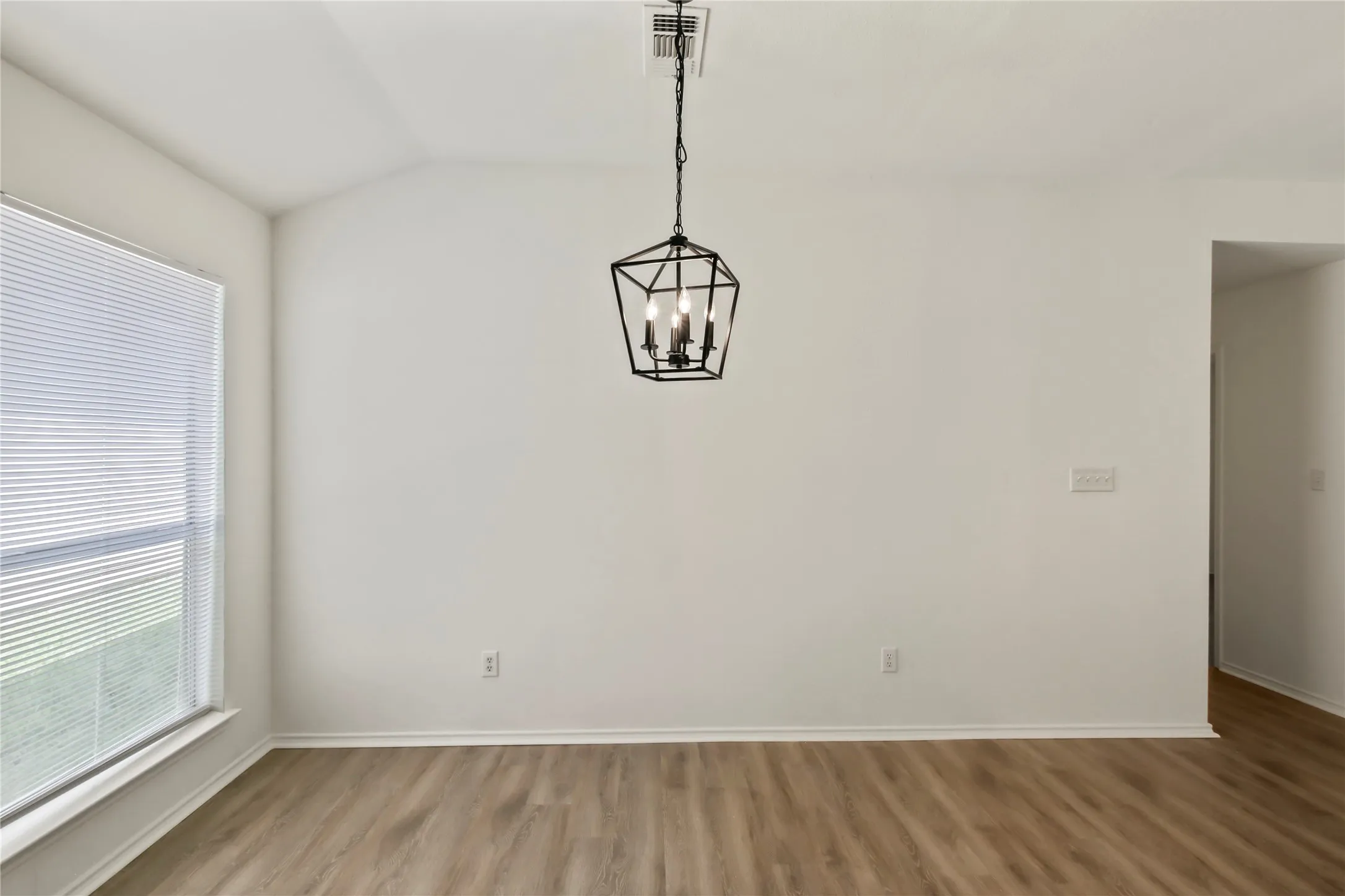 Single Family Residence For Sale in Denton County , 826 Savage Drive, Denton, Texas 76207, 3 Bedrooms, 2 Bathrooms, 2 Garage spaces, 1,248 Sqft, built in 2001, Price $257,500, mls#21328455, Real Estate Agent in Denton, Homes For Sale in Denton county, Homes For Sale in Denton, Realtor in Denton Texas, Real Estate Brokerage Independent Realty Texas, Luminita Cordes Realtor
