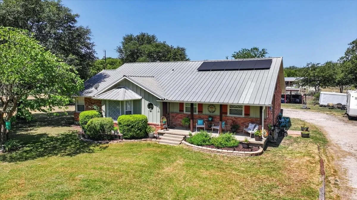 Single Family Residence For Sale in Johnson County , 6008 County Road 907, Godley, Texas 76044, 4 Bedroom, 2 Bathroom, 1 Garage spaces, 2,215 Sqft, built in 1970, mls#21325442, Real Estate Agent in Godley, Homes For Sale in Johnson county, Homes For Sale in Godley, Realtor in Godley Texas, Real Estate Brokerage Independent Realty Texas, Luminita Cordes Realtor