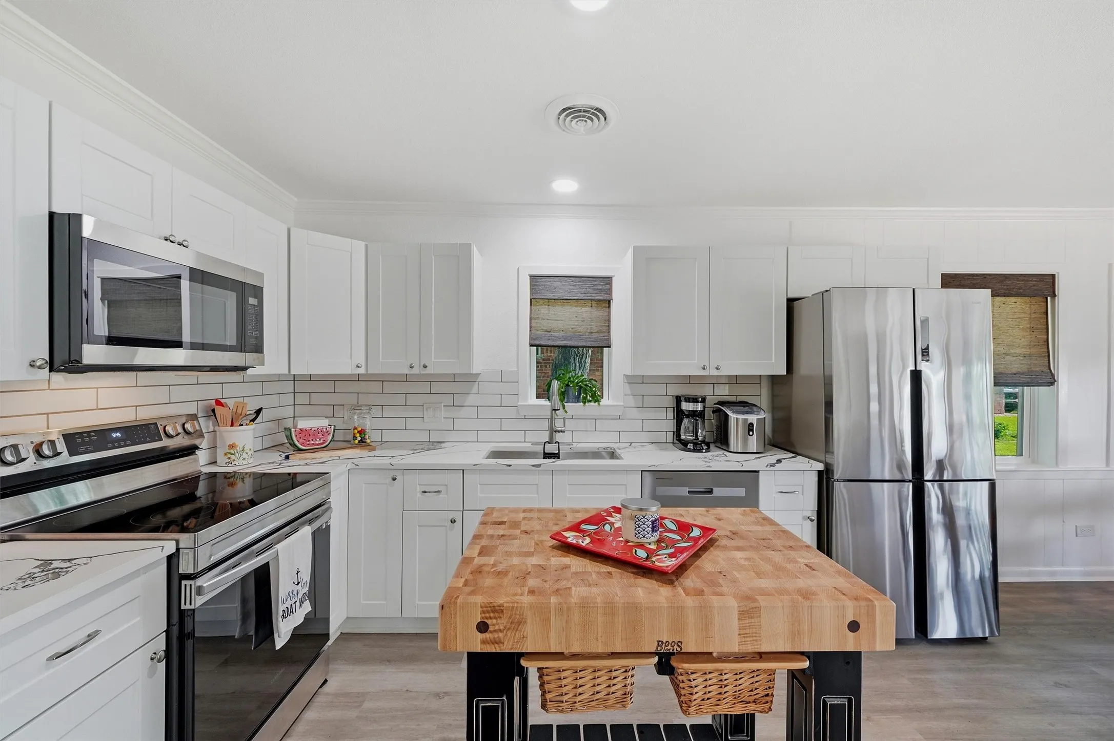 Single Family Residence For Sale in Cooke County , 1118 Kiowa Drive W, Lake Kiowa, Texas 76240, 3 Bedroom, 2 Bathroom, 1 Garage spaces, 1,957 Sqft, built in 1973, Price $495,000, mls#21328481, Real Estate Agent in Lake Kiowa, Homes For Sale in Cooke county, Homes For Sale in Lake Kiowa, Realtor in Lake Kiowa Texas, Real Estate Brokerage Independent Realty Texas, Luminita Cordes Realtor