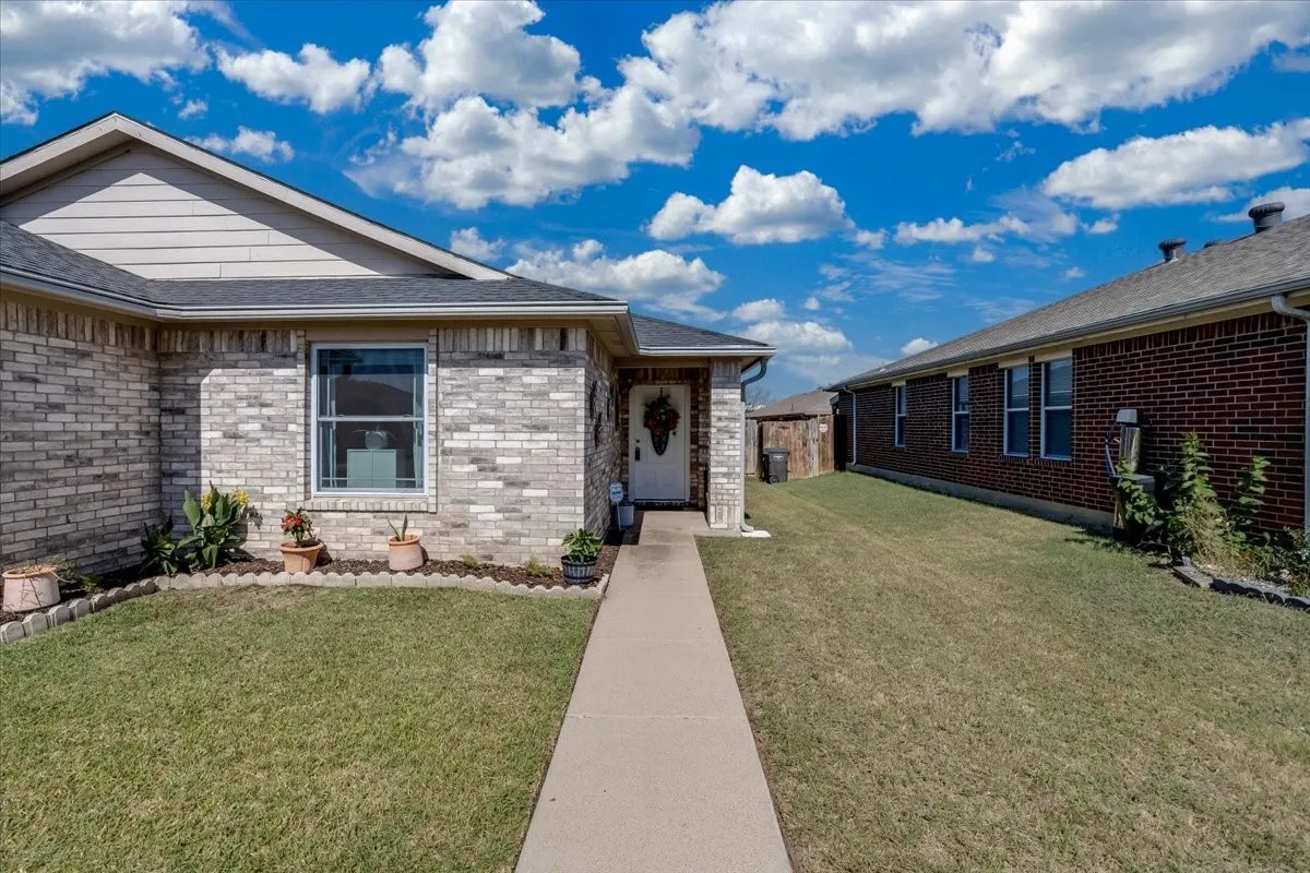 Single Family Residence For Sale in Tarrant County , 2612 Diver Court, Fort Worth, Texas 76119, 4 Bedroom, 2 Bathroom, 2 Garage spaces, 1,824 Sqft, built in 2003, mls#21325873, Real Estate Agent in Fort Worth, Homes For Sale in Tarrant county, Homes For Sale in Fort Worth, Realtor in Fort Worth Texas, Real Estate Brokerage Independent Realty Texas, Luminita Cordes Realtor