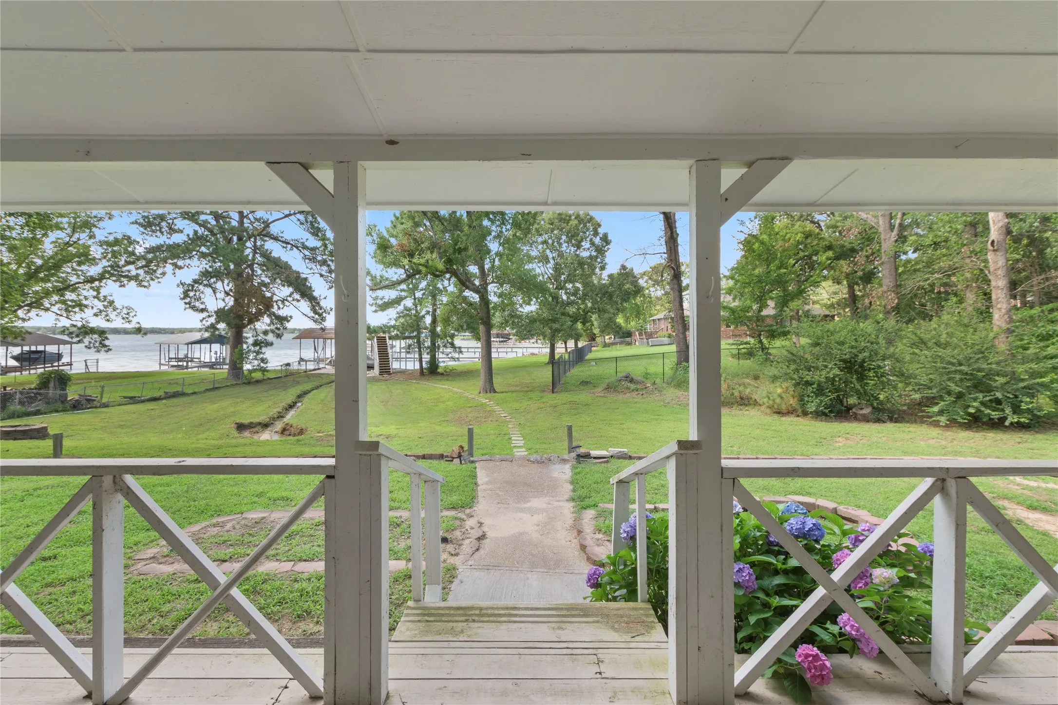 Single Family Residence For Rent in Henderson County , 323 Dyer Circle, Payne Springs, Texas 75156, 3 Bedroom, 2 Bathroom, 3 Garage spaces, 2,040 Sqft, built in 1984, mls#21328052, Real Estate Agent in Payne Springs, Homes For Rent in Henderson county, Homes For Rent in Payne Springs, Realtor in Payne Springs Texas, Real Estate Brokerage Independent Realty Texas, Luminita Cordes Realtor